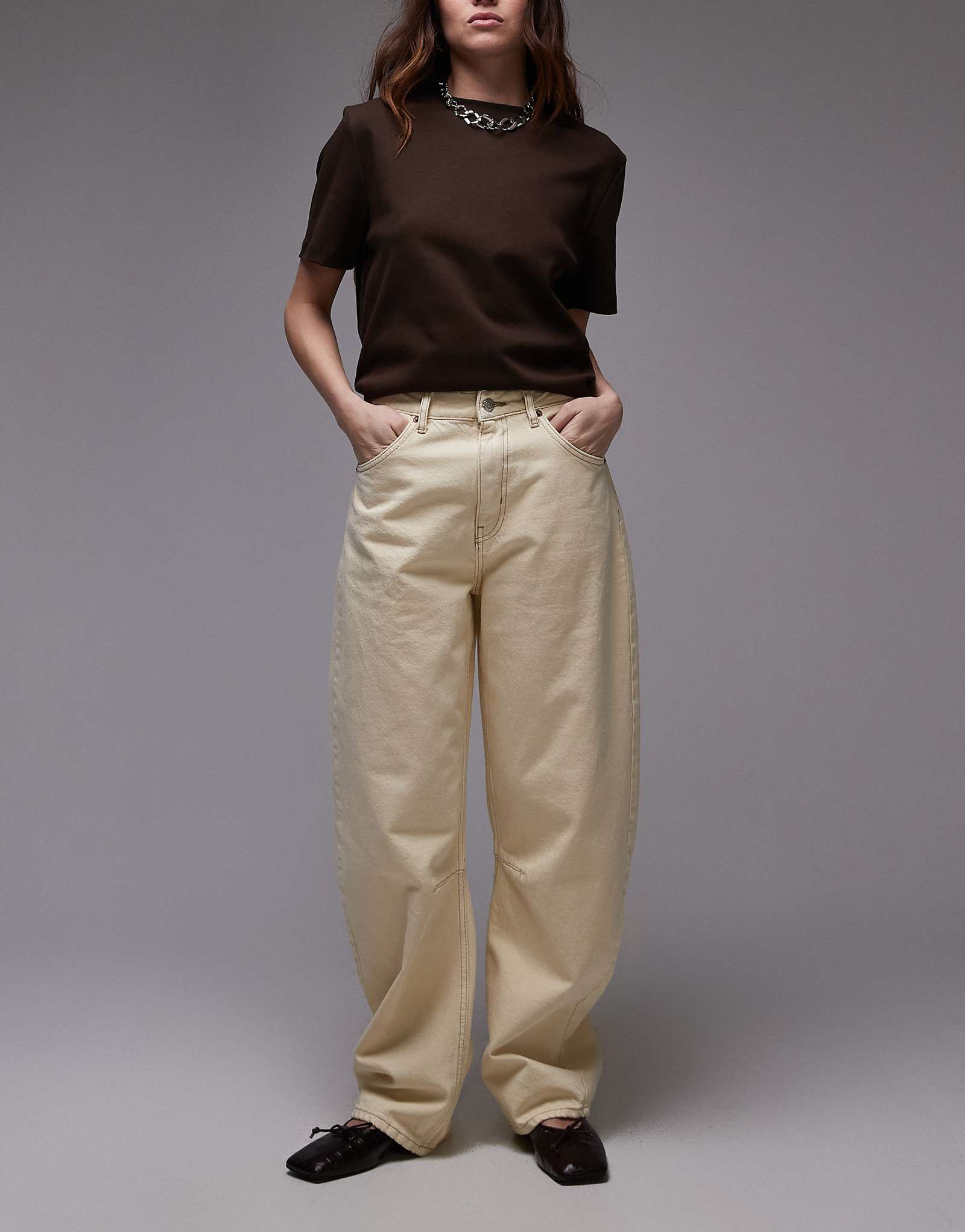 Джинсы Topshop barrel цвета пахты 14790₽