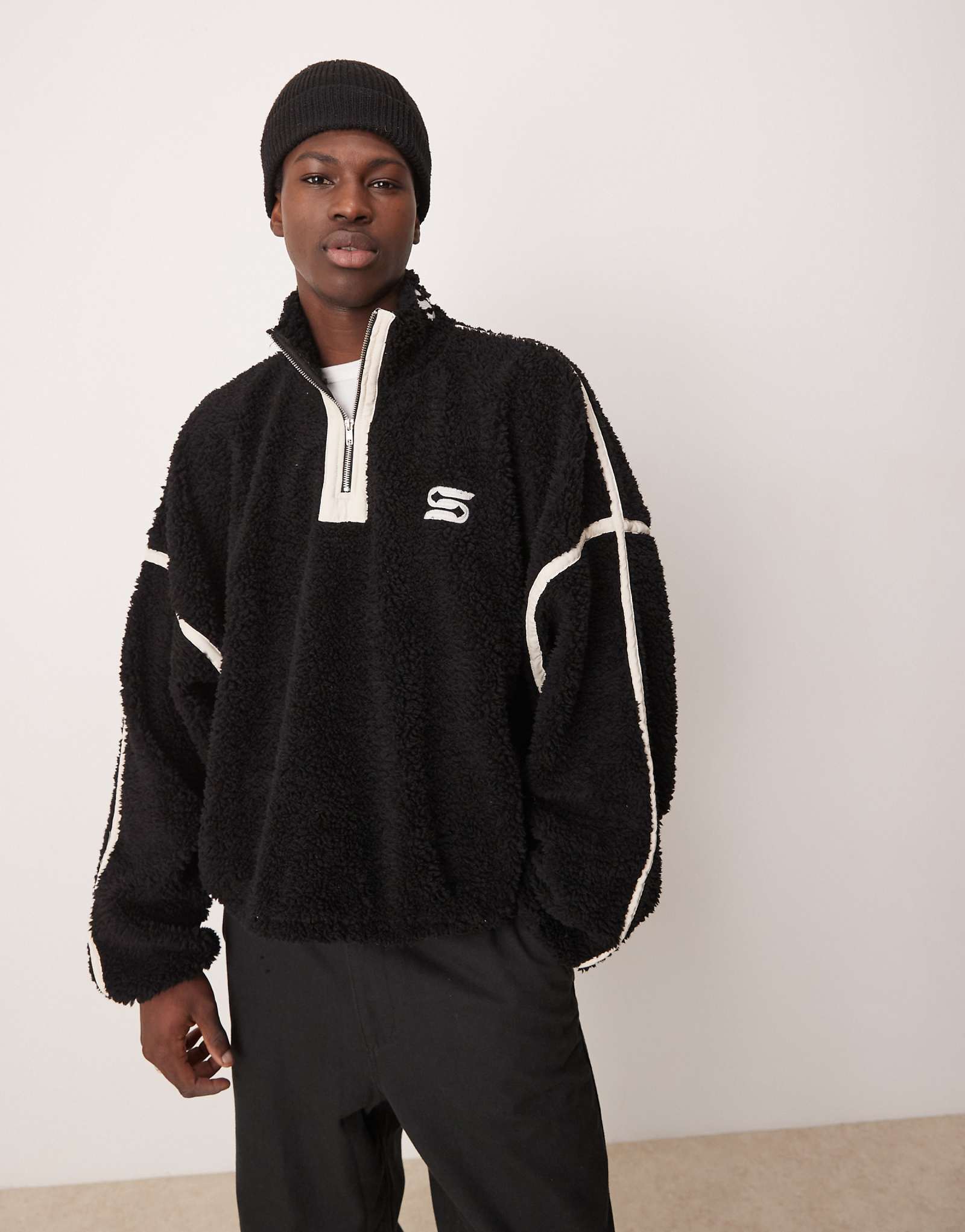 Модный флисовый свитер свободного кроя от ASOS DESIGN extreme oversize с застежкой-молнией до половины и вышивкой в черном цвете borg 9190₽