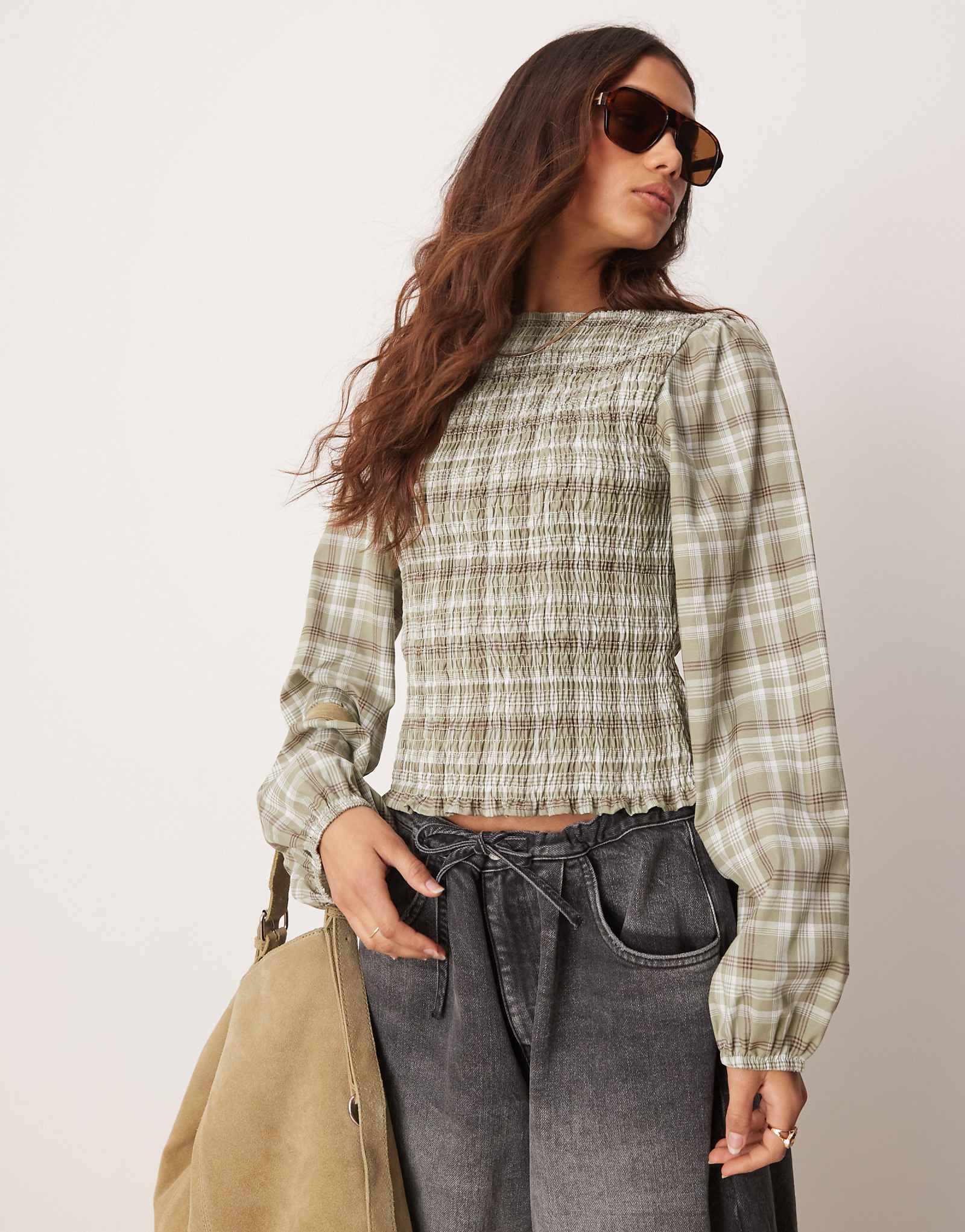 Блузка ASOS DESIGN с гофрированным вырезом-лодочкой в зеленую клетку 7790₽