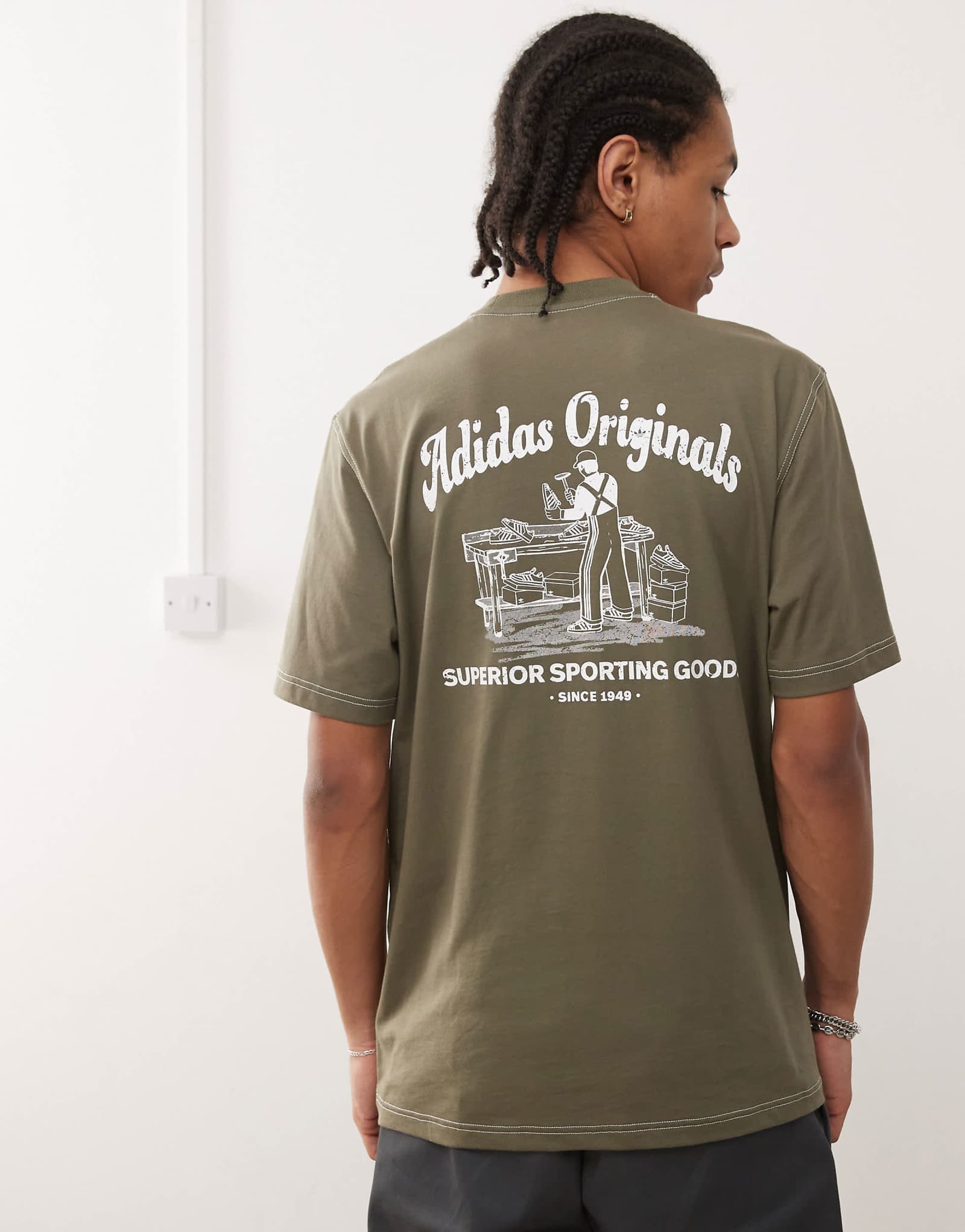 футболка adidas Originals с рисунком на спине цвета хаки 5690₽