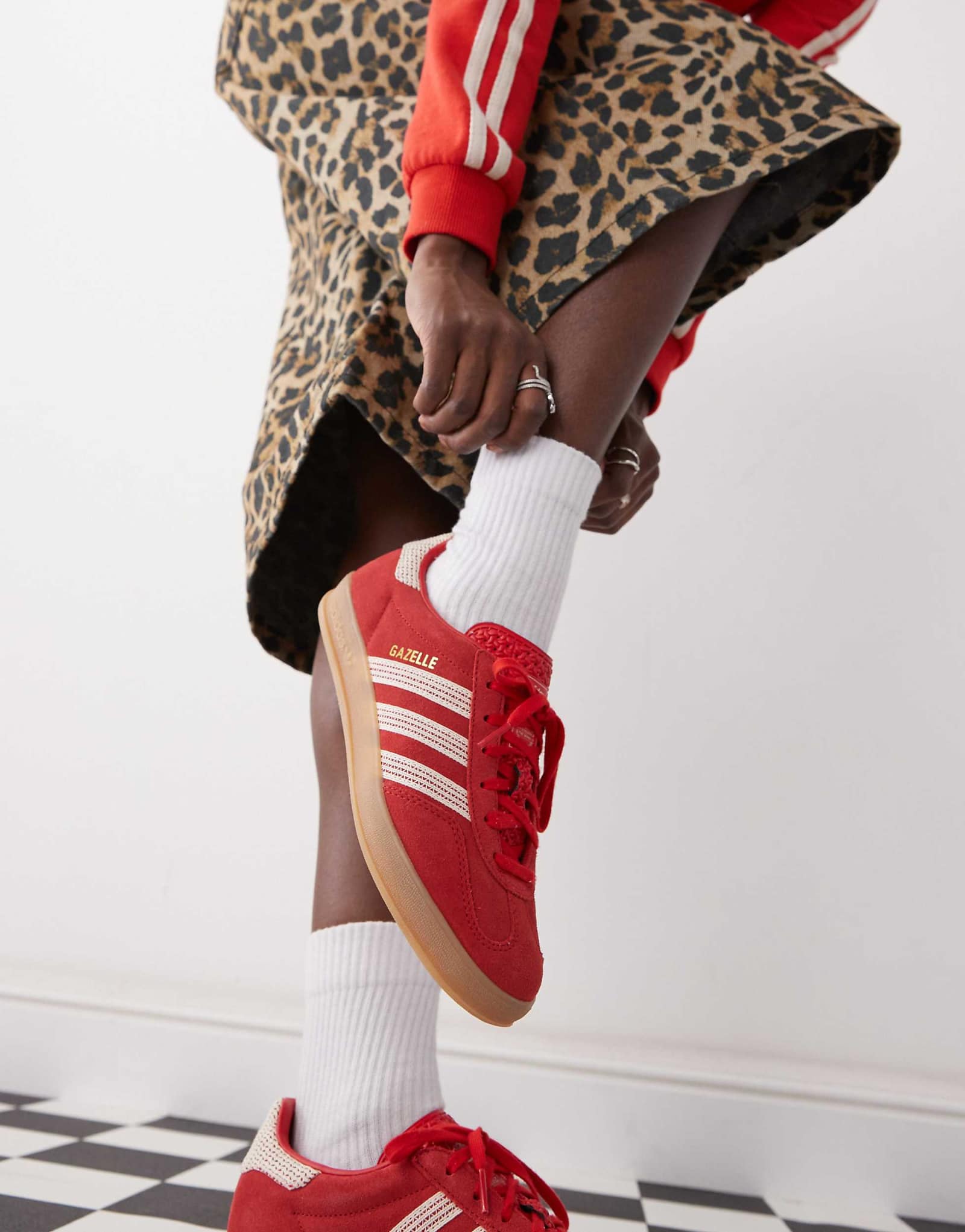 домашние кроссовки adidas Originals Gazelle красного цвета с отделкой крючком 22490₽