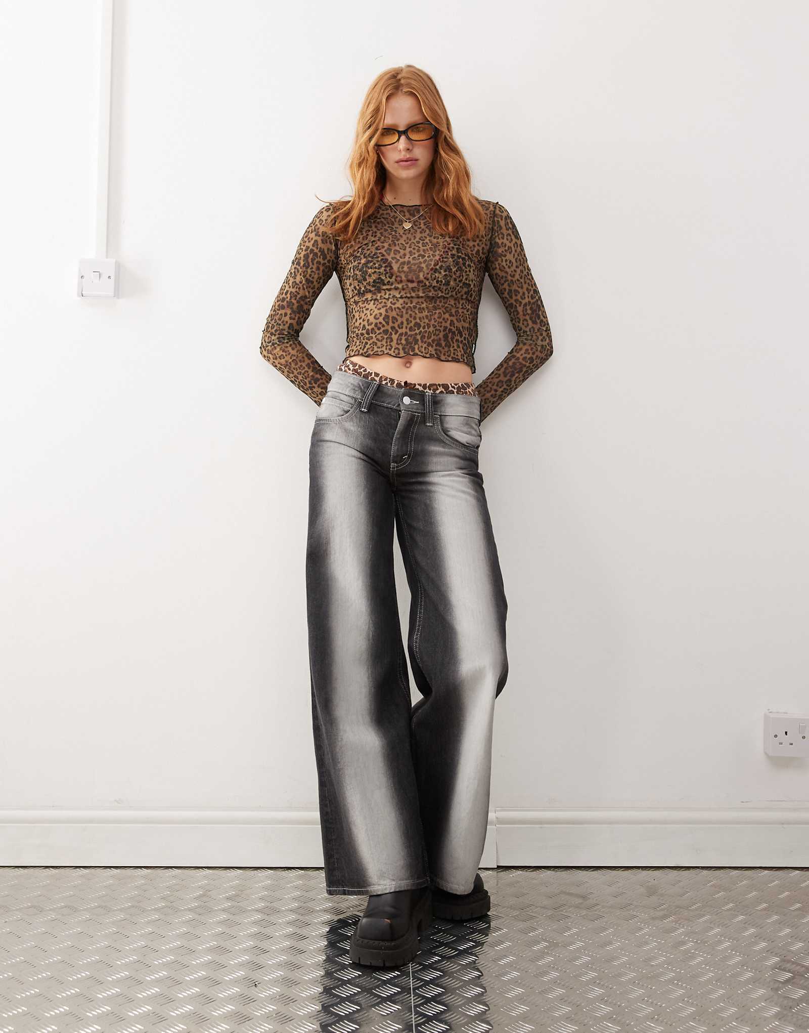 Дешевые облегающие джинсы Monday Poser средней посадки с широкими штанинами и экстремальным напылением черного цвета выполненные в стираном виде 4990₽