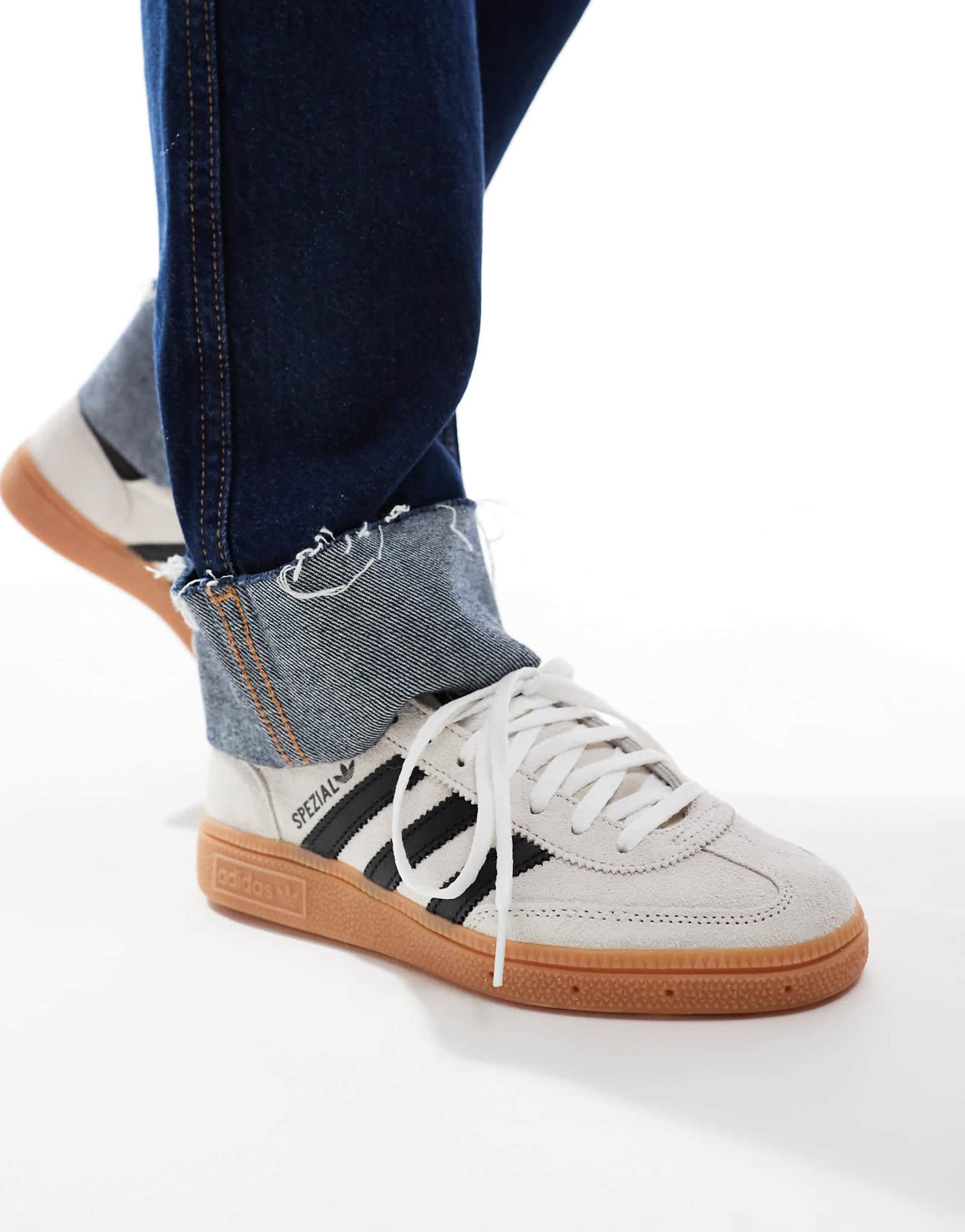 специальные кроссовки adidas Originals для гандбола на резиновой подошве кремового и черного цветов 22490₽