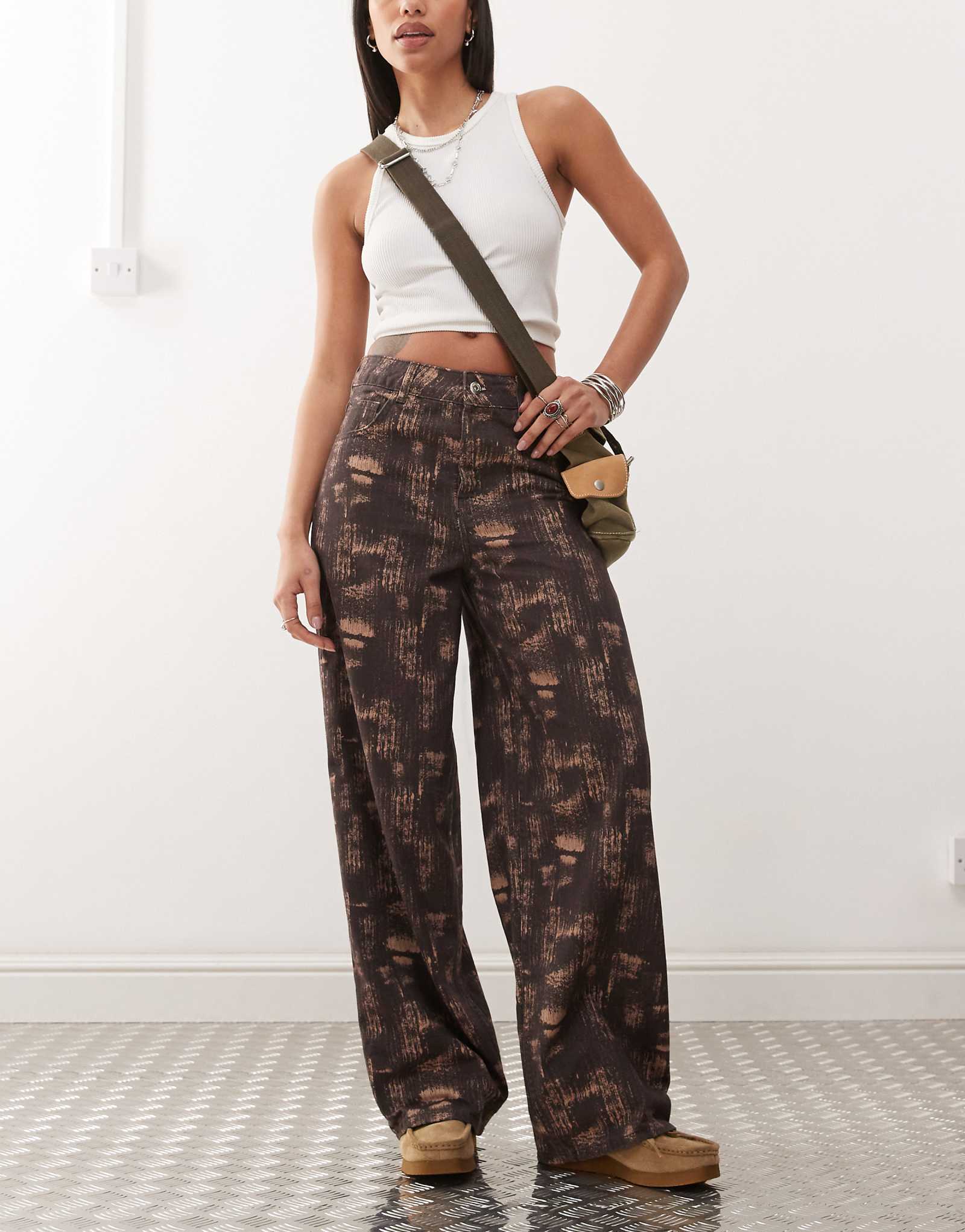 Джинсы-баллончики COLLUSION XL с матовым принтом 12690₽