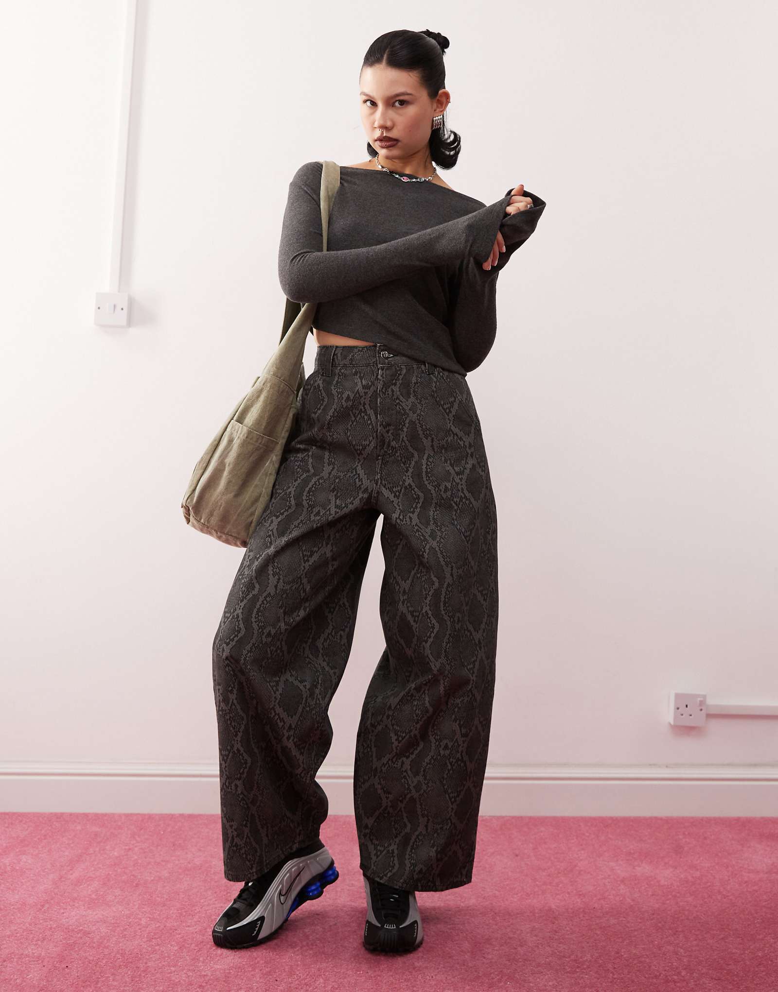 Джинсы-баллончики COLLUSION XL со змеиным принтом 13690₽