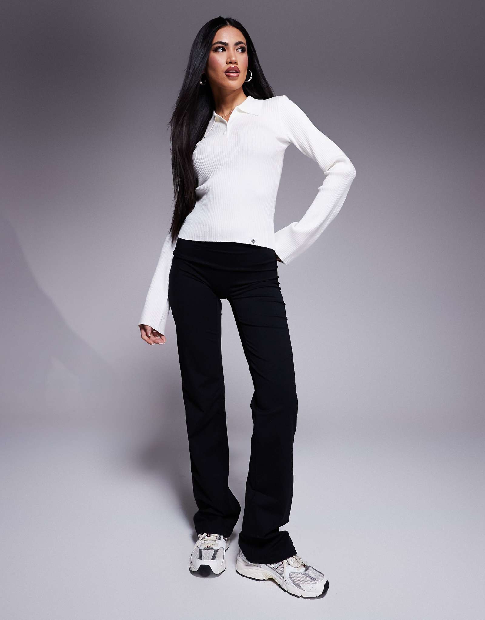 Расклешенные леггинсы Couture Club со скульптурной эластичной эмблемой черного цвета 14290₽