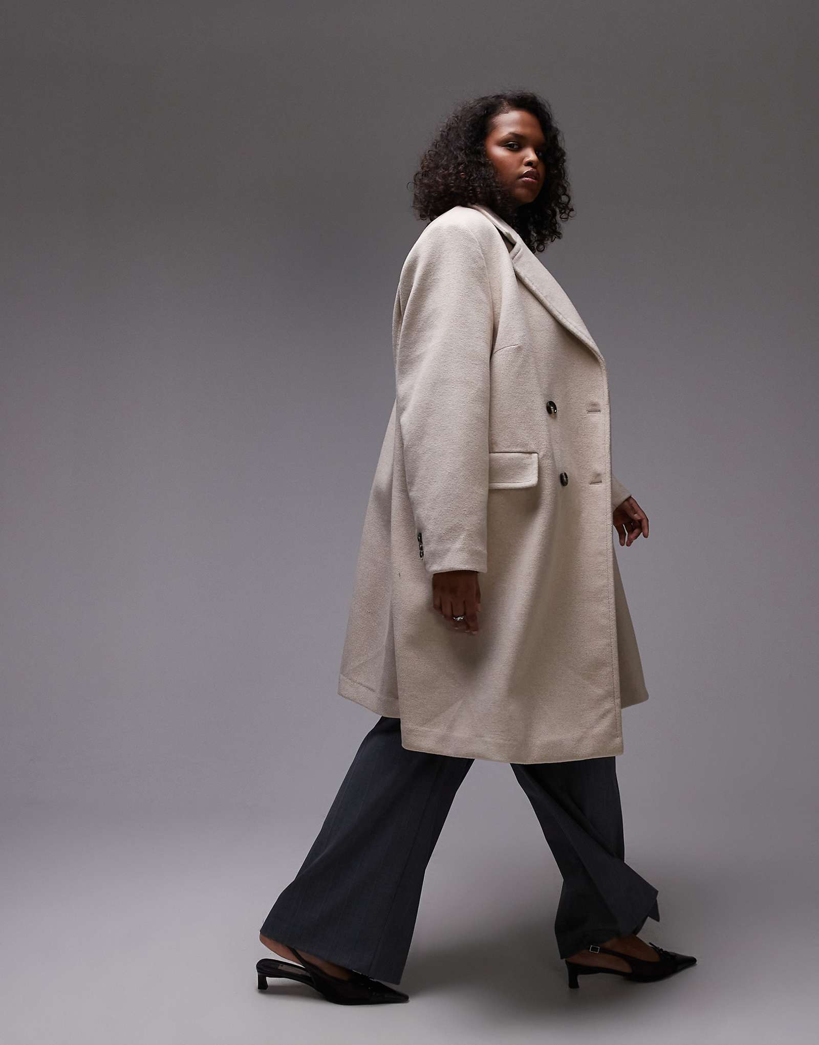 Двубортное пальто из смеси шерсти Mango Curve светло-коричневого цвета 13790₽