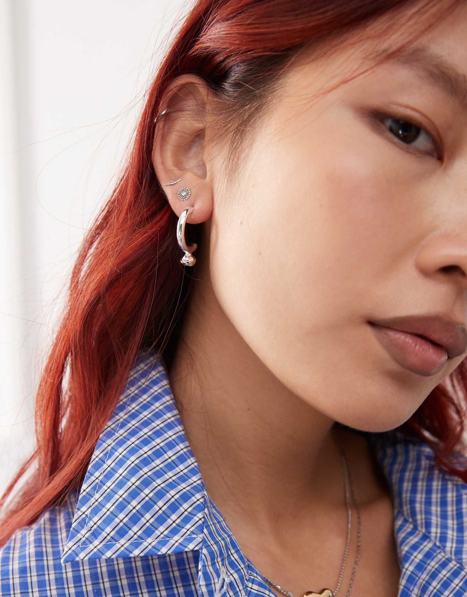 Серебристые серьги-полукольца Weekday с заклепками 1990₽