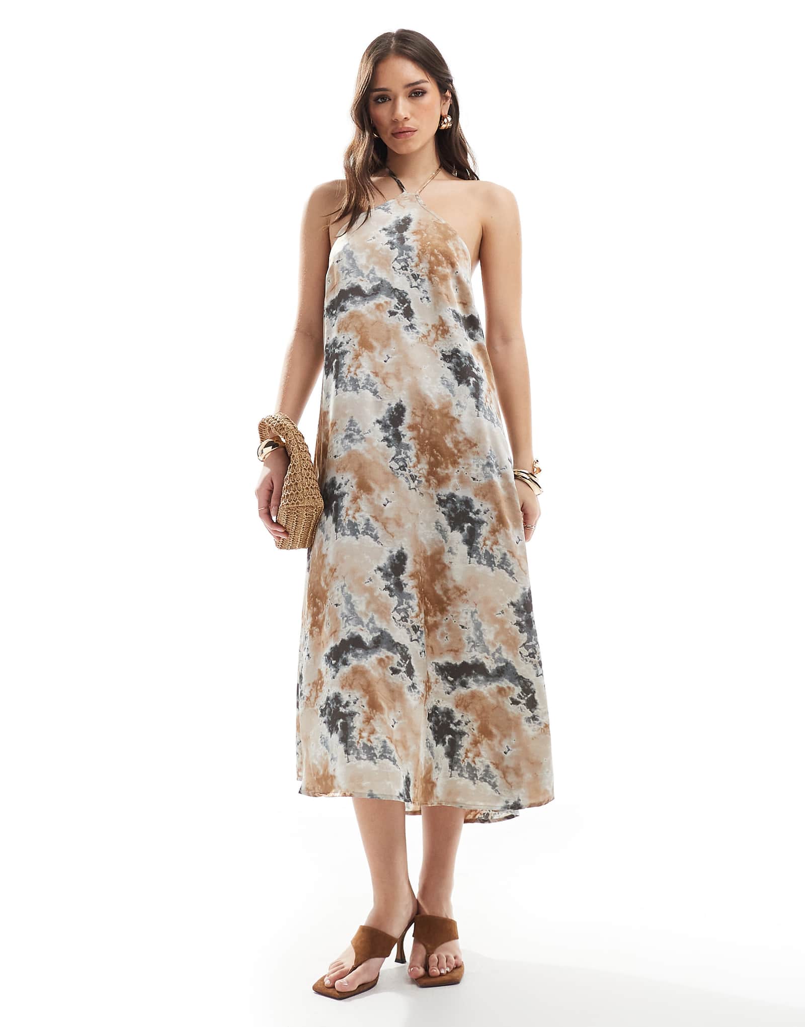 Предметное атласное макси-платье на бретельках с нейтральным принтом tie dye 3590₽