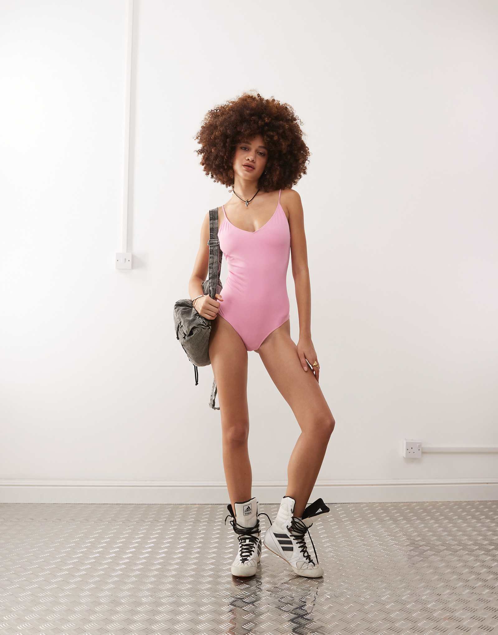 Купальник Monki с завязками на спине светло-розового цвета 7390₽