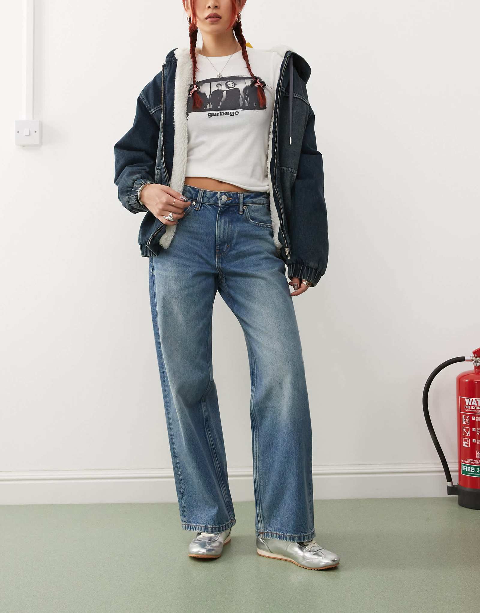 Свободные мешковатые джинсы Monki Missy с низкой посадкой чистого кроя темно-синего цвета постиранные 7990₽