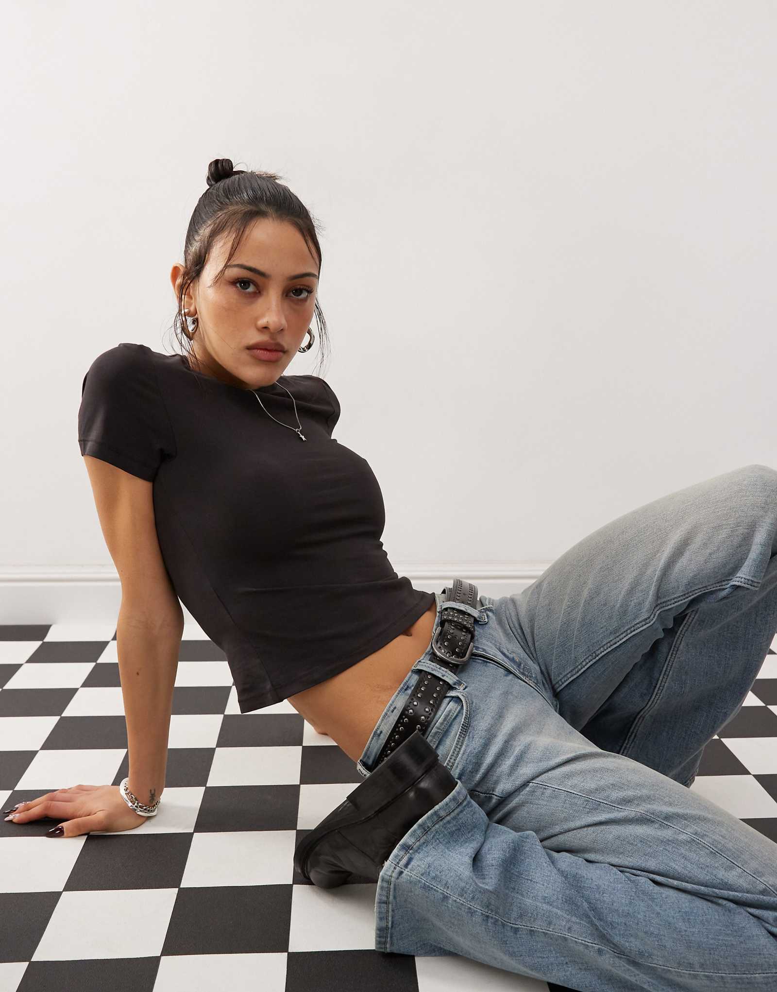 Приталенная футболка для буднего дня темно-коричневого цвета 4090₽