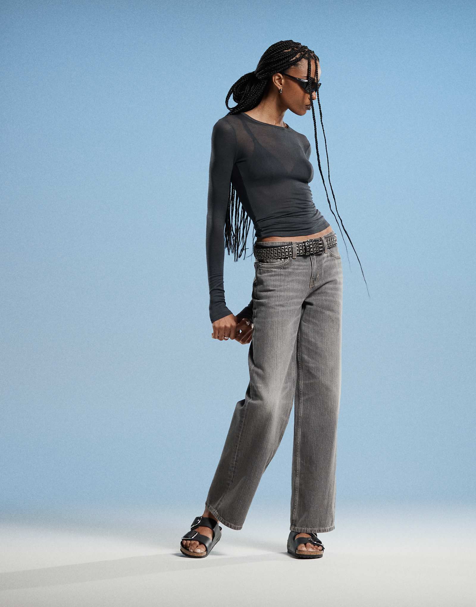 Просторные джинсы с заниженной талией и мешковатым кроем для буднего дня застиранного серого цвета 13890₽