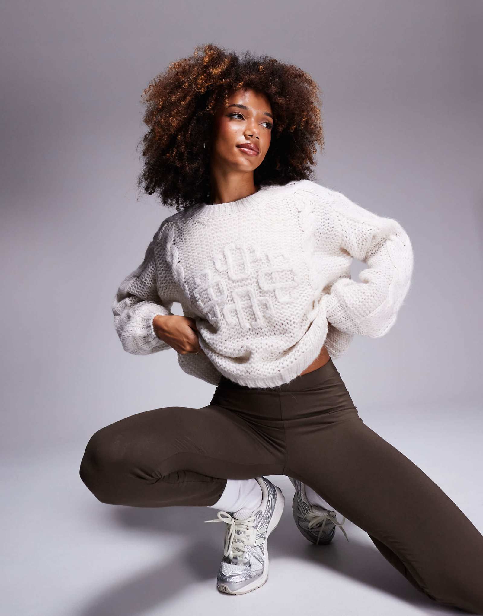 Объемный трикотаж бежевого цвета с эмблемой клуба Couture Club 25990₽