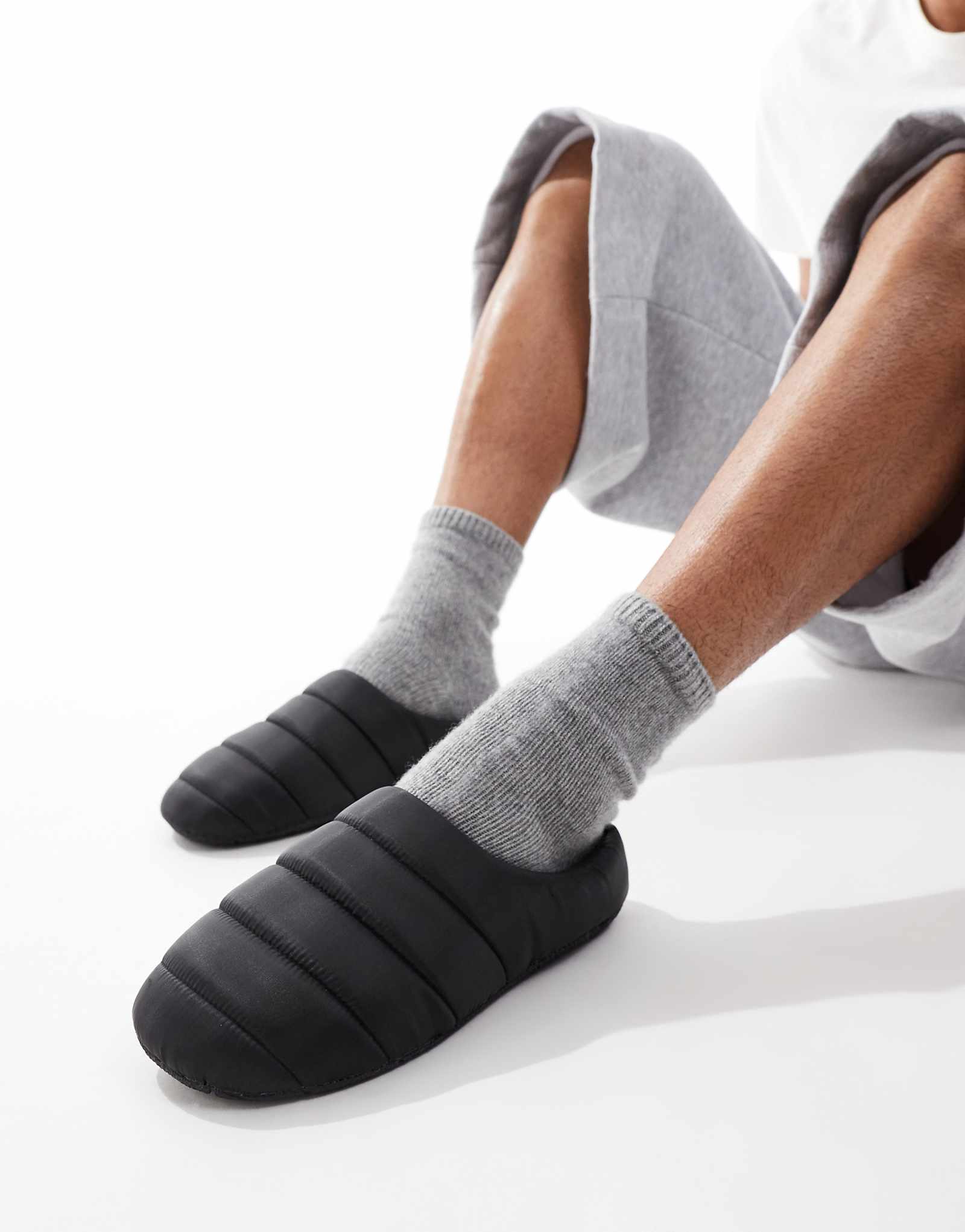 ДИЗАЙНЕРСКИЕ тапочки ASOS из черного нейлона 3990₽