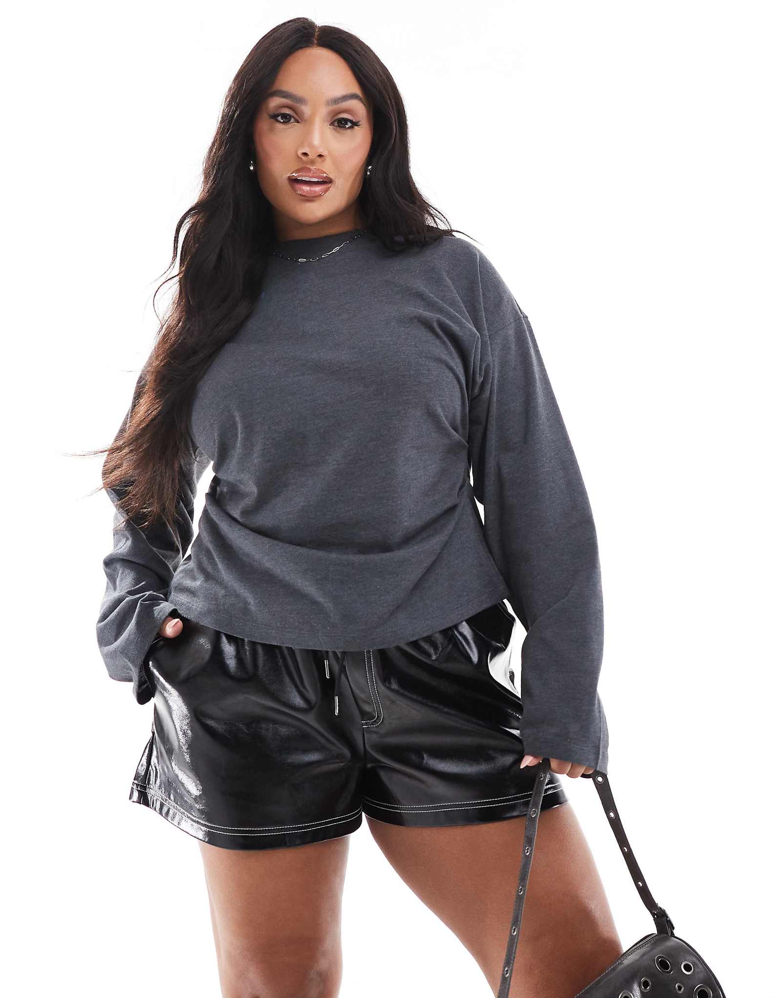 ДИЗАЙНЕРСКАЯ футболка ASOS с округлой корсетной талией и длинным рукавом цвета древесного угля 5490₽