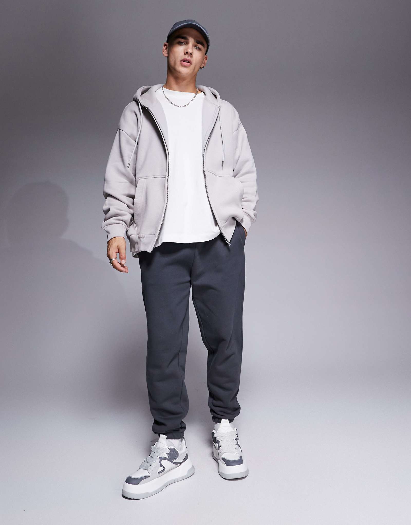 Зауженные спортивные брюки премиум-класса ASOS DESIGN в стиранном черном цвете 7490₽