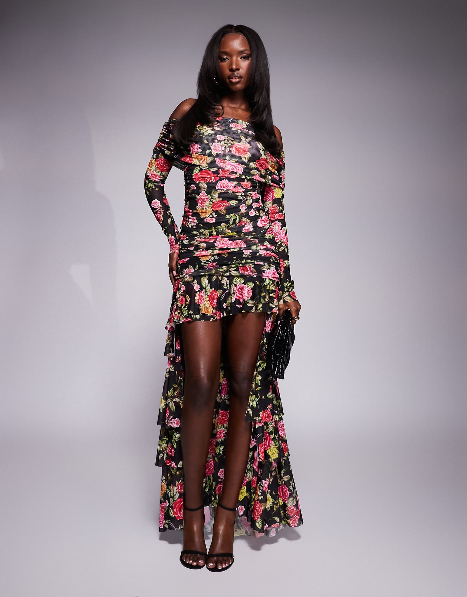 Макси-платье от AFRM Kellie с открытыми плечами и шлейфом украшенным принтом в виде розовых обоев 9090₽