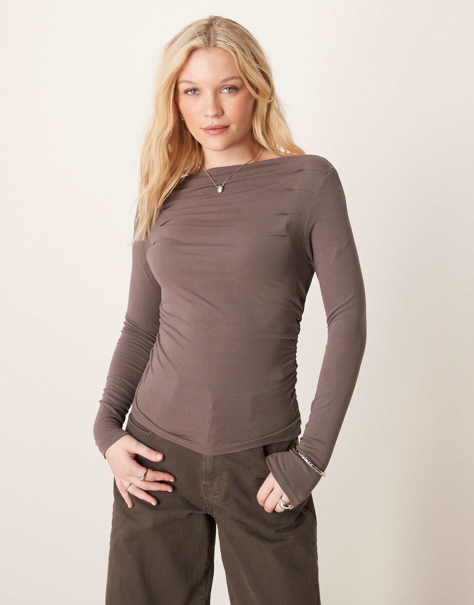 Трикотажный топ Gina с длинными рукавами вырезом лодочкой и плиссировкой спереди коричневого цвета 6590₽