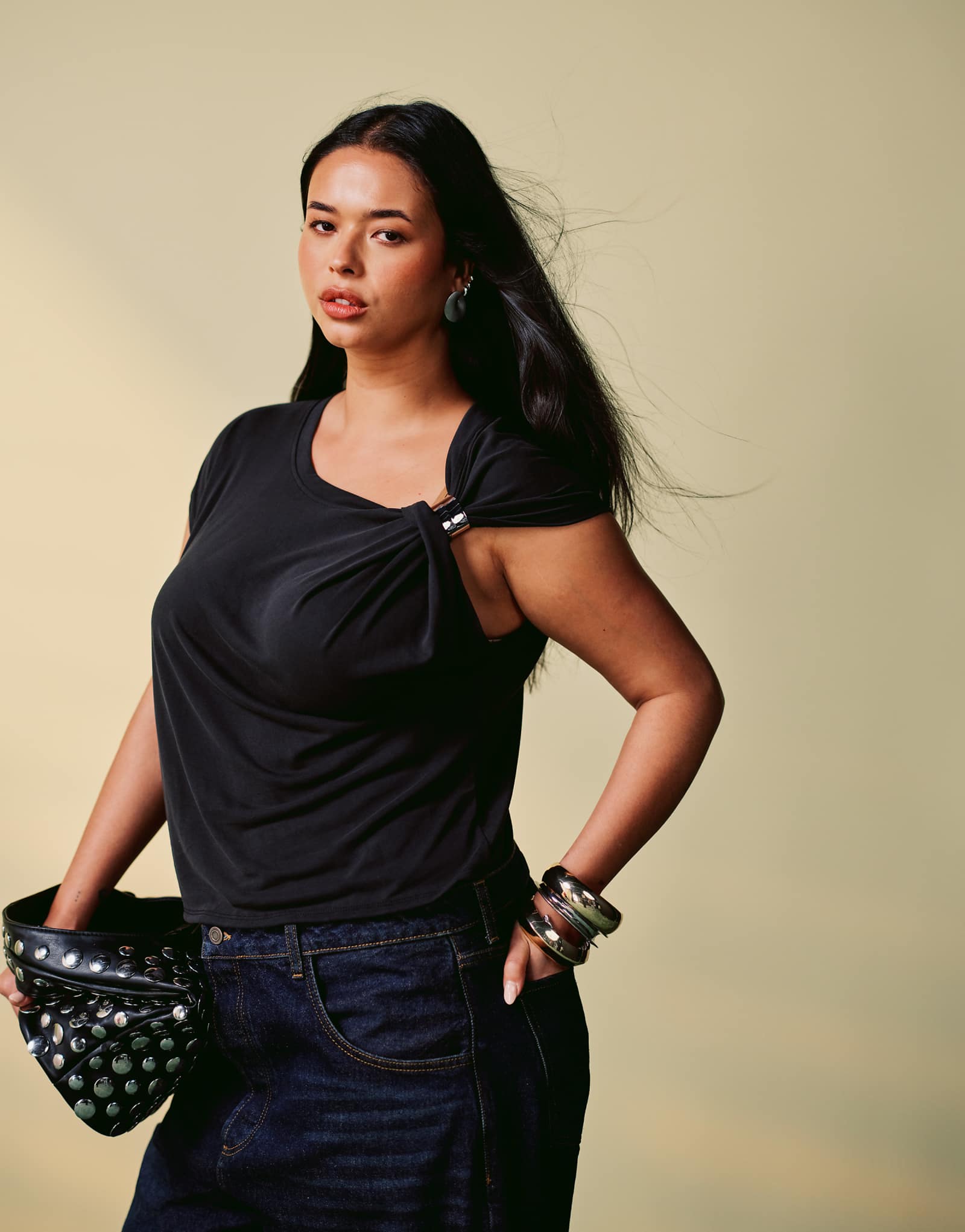 Футболка ASOS DESIGN Curve modal с одним рукавом и серебристой отделкой черного цвета 2090₽