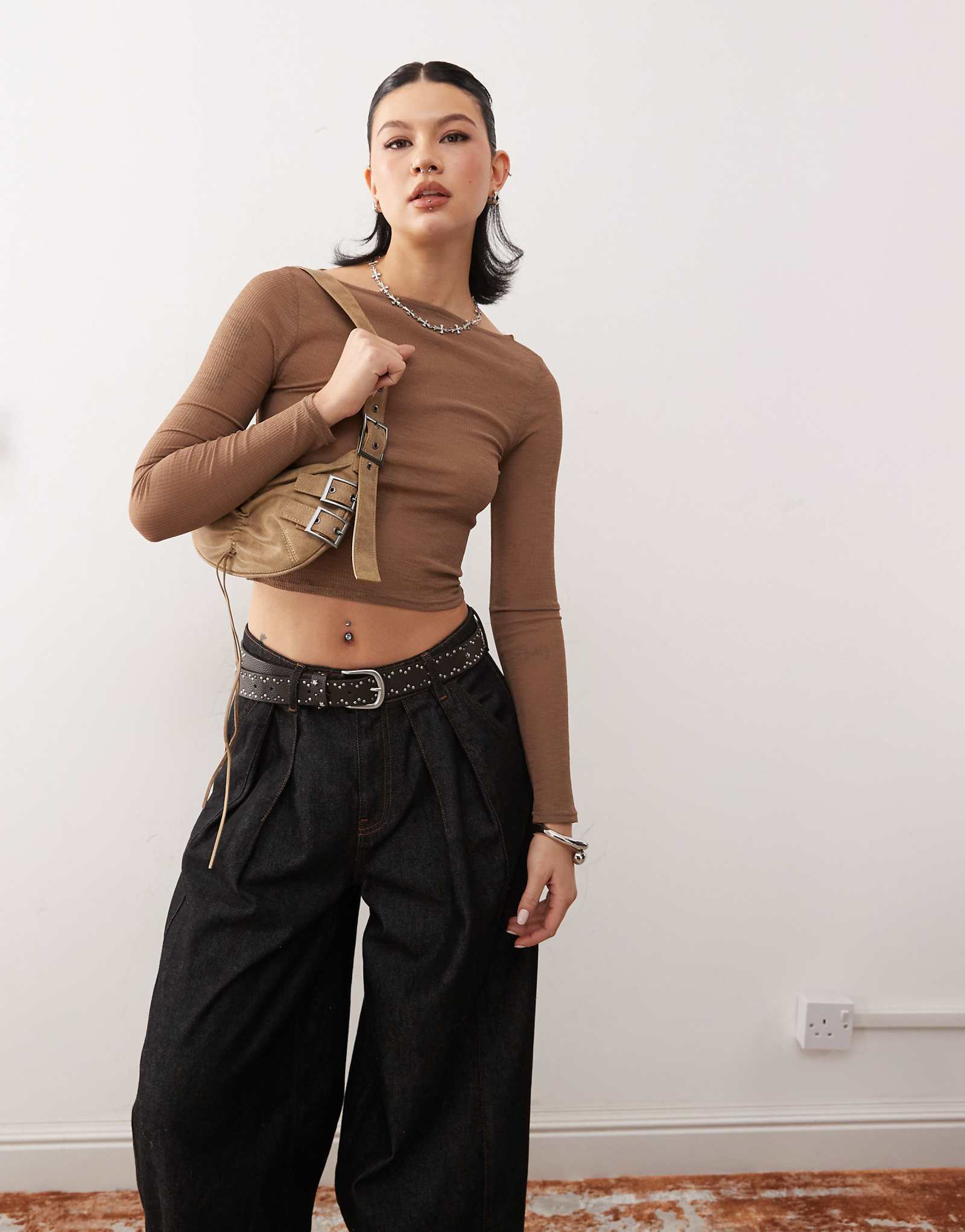 ОБЛЕГАЮЩИЙ топ с длинными рукавами коричневого цвета