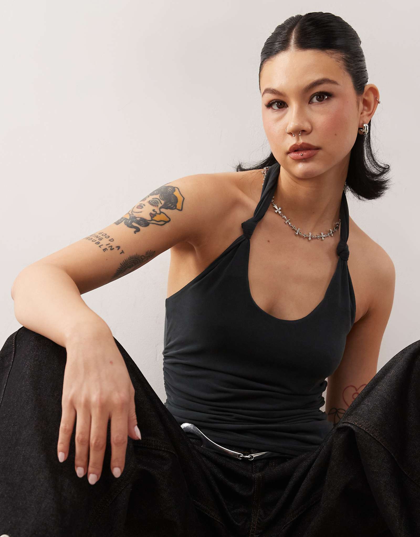 Майка на бретельках с завязанным узлом