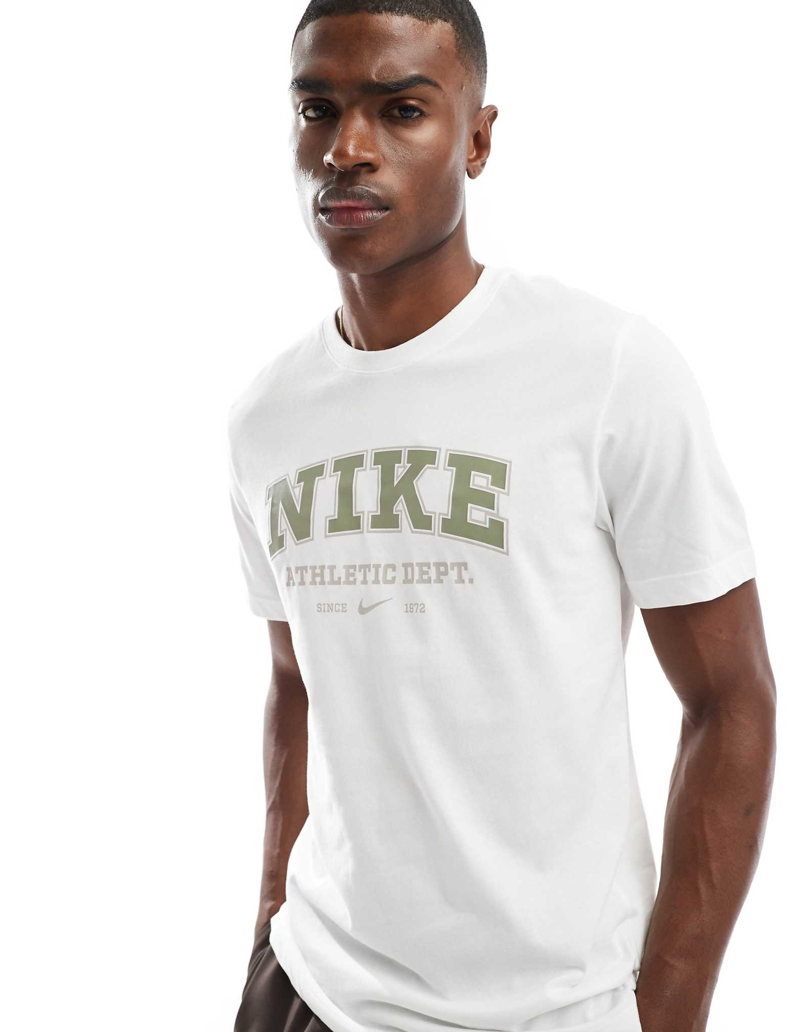 Футболка с логотипом Nike Training белого цвета 3690₽