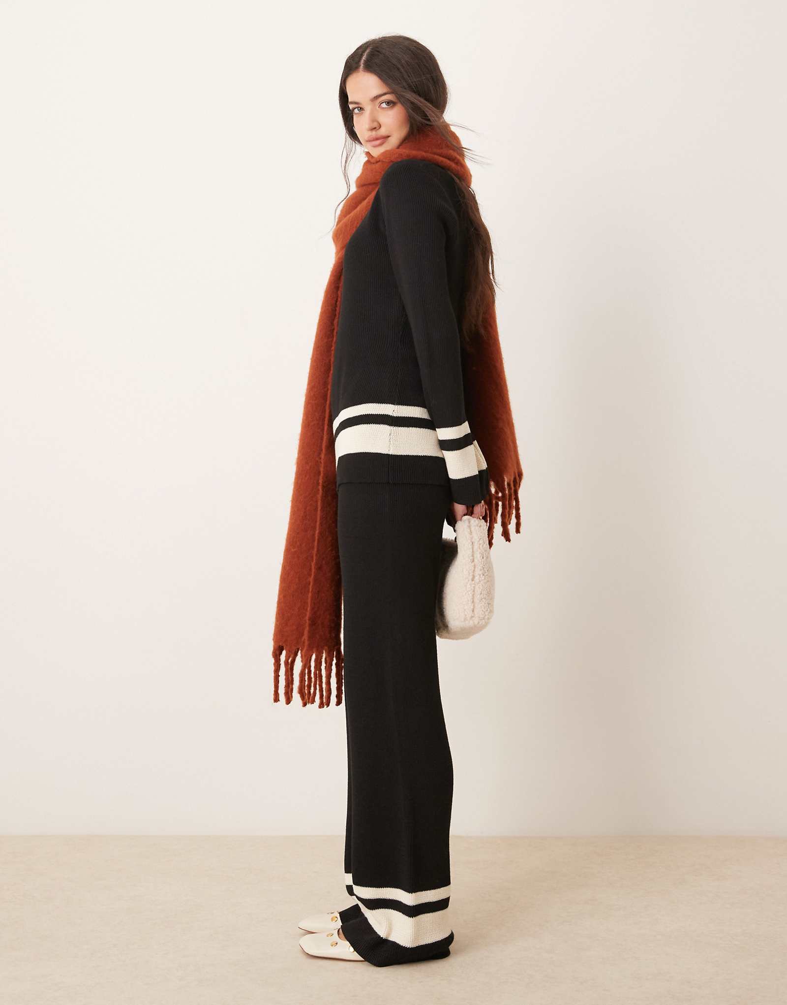 Красивые контрастные трикотажные брюки черного цвета - часть комплекта 10490₽