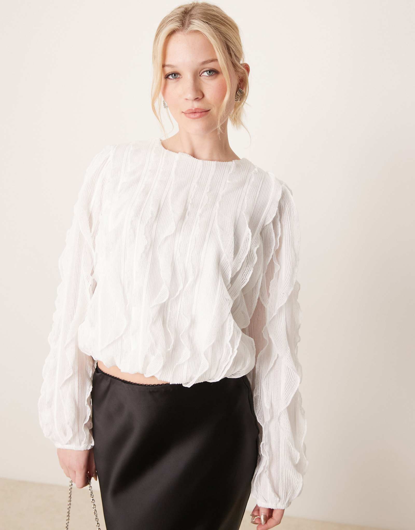 Белый топ с оборками и текстурированной отделкой YAS 13890₽