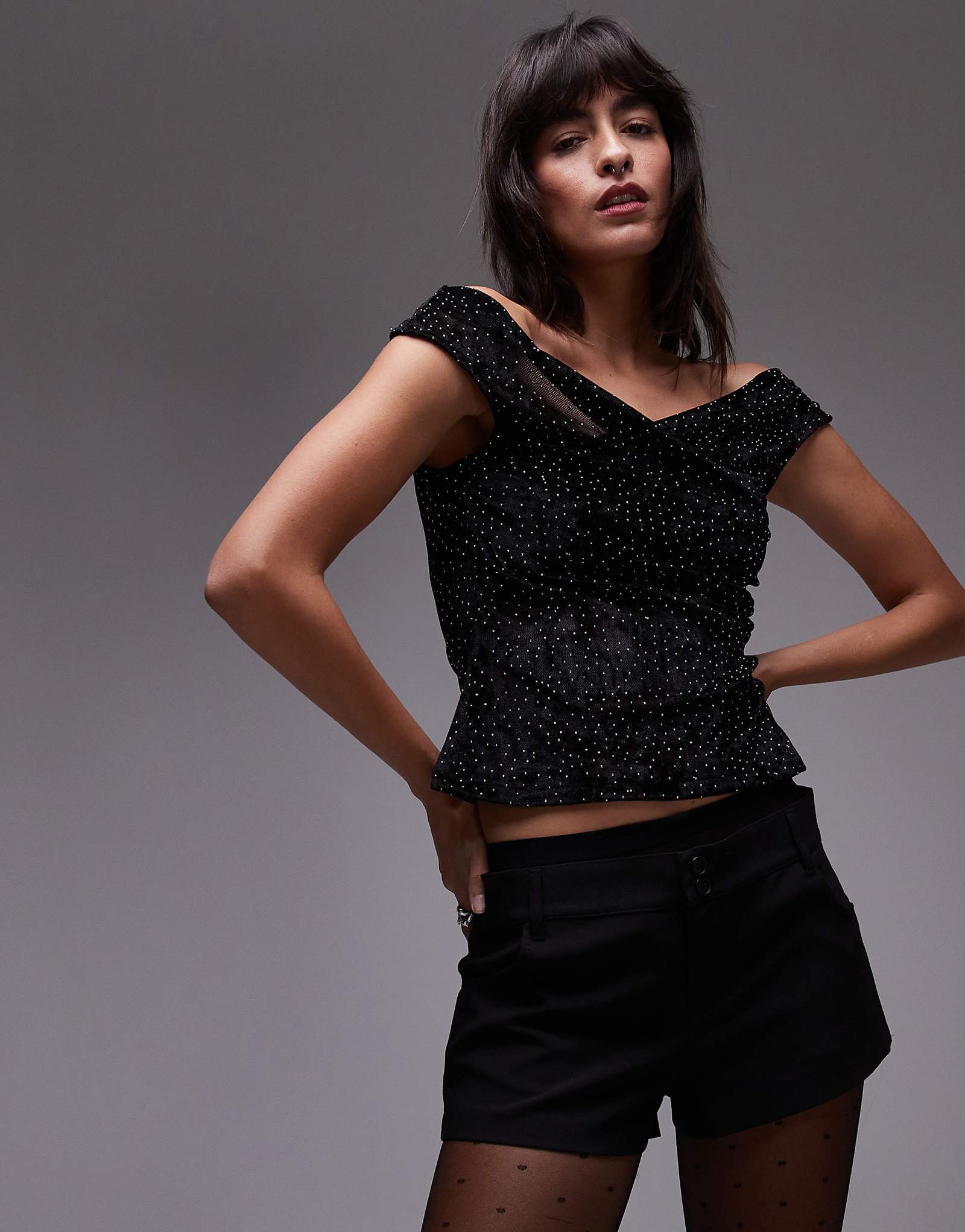 Бархатный топ Mango с открытыми плечами и фиксацией черного цвета 5290₽