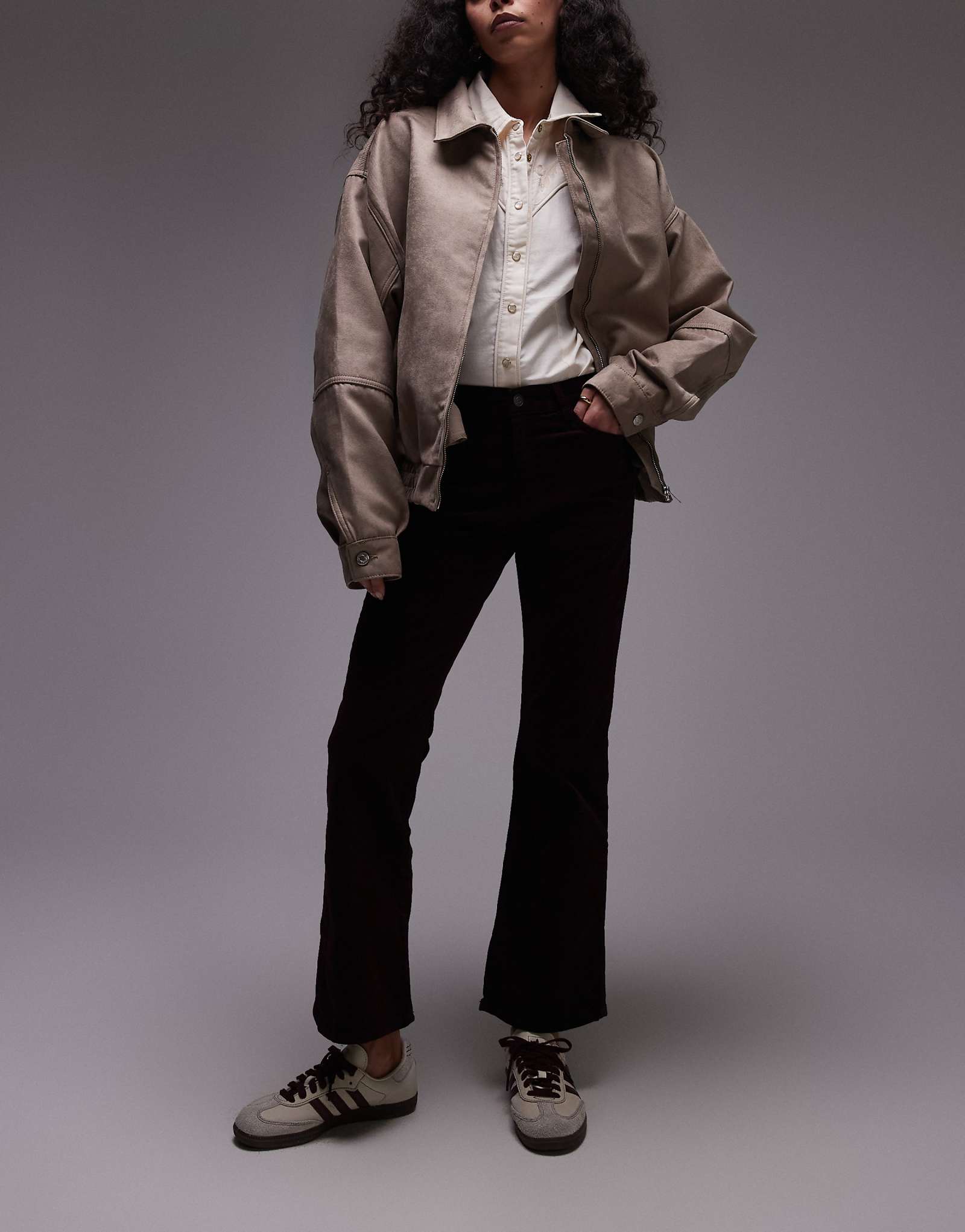 Укороченные джинсы Mango cord бордового цвета 7290₽