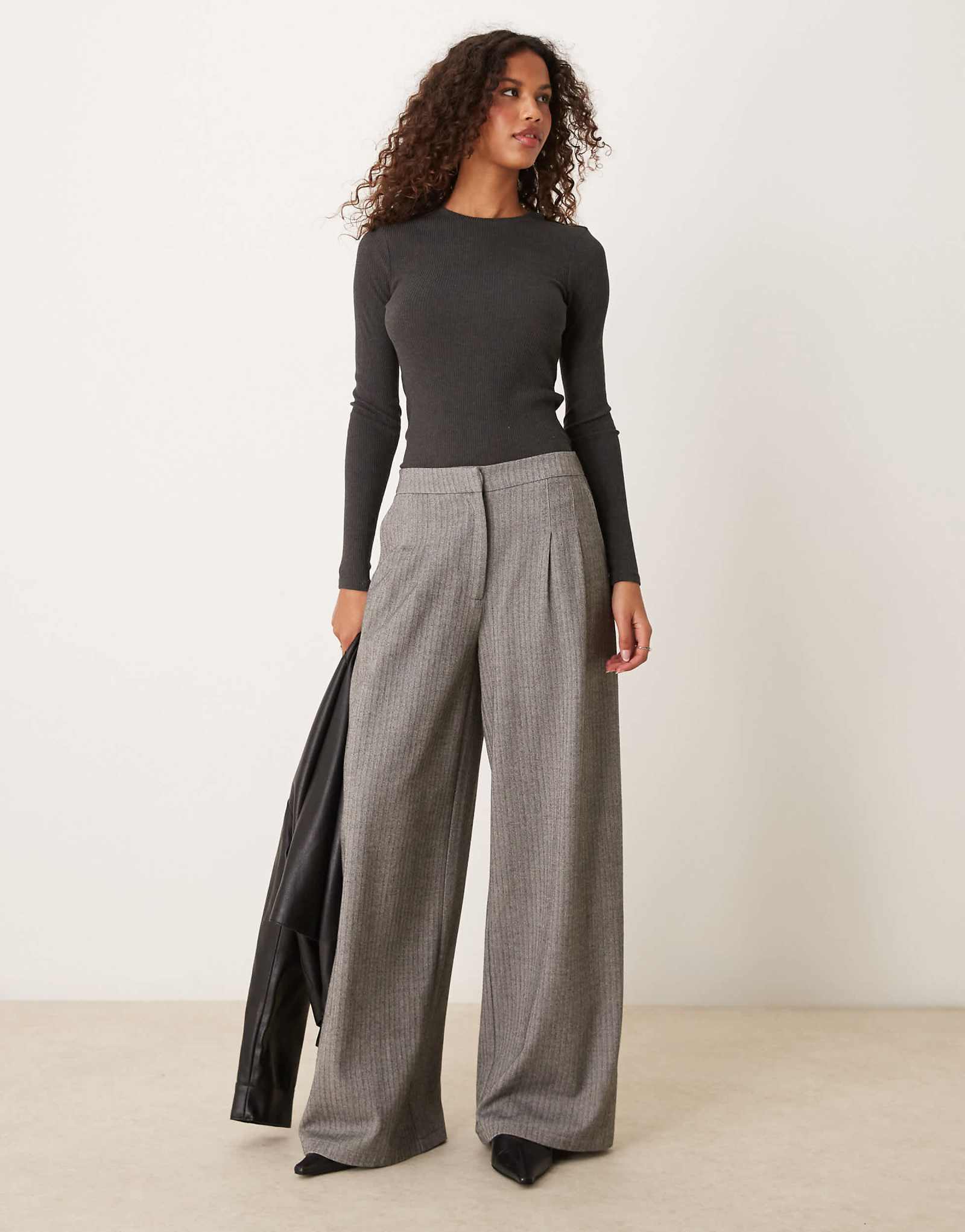 Топ в рубчик с длинными рукавами Mango цвета древесного угля 6090₽