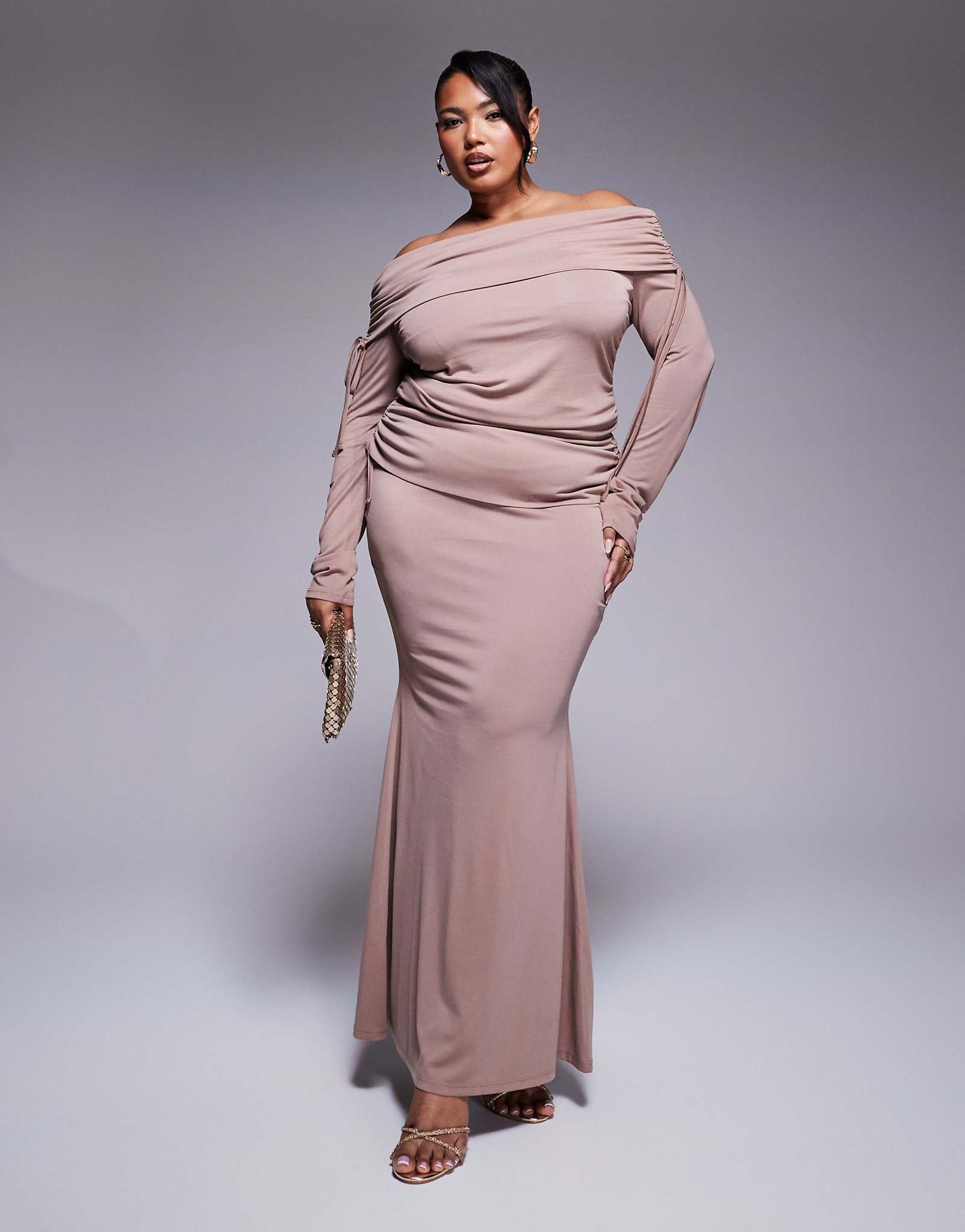 Макси-юбка ASOS DESIGN с округлой талией и складками в виде рыбьего хвоста с боковыми рюшами из норки 2090₽