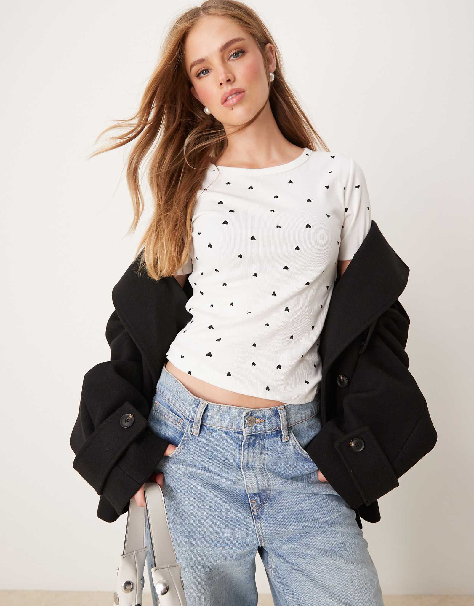 Белая футболка в рубчик с принтом в виде сердечек на всем теле от JDY 3390₽