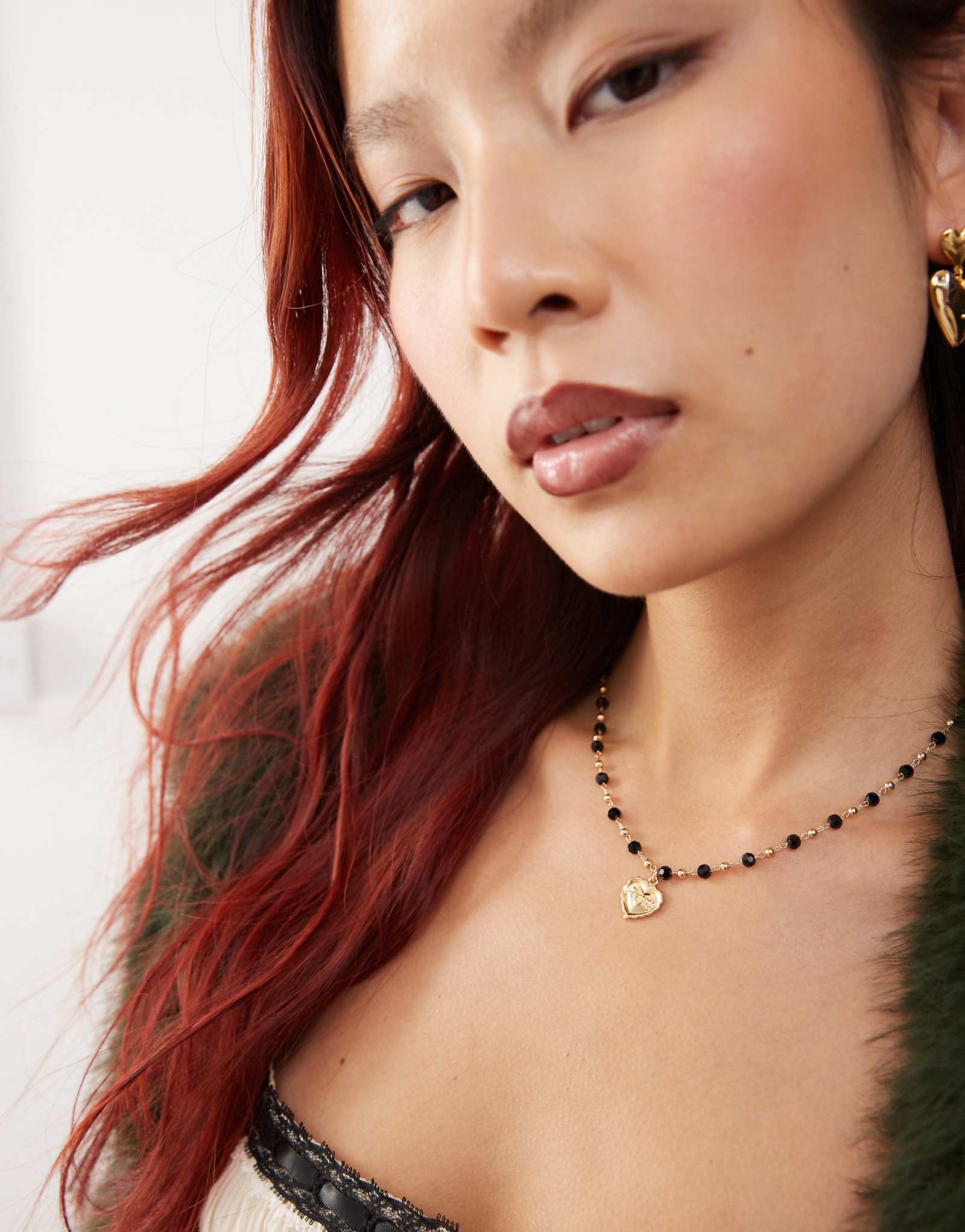 В пути Вананское ожерелье в виде сердца из черного бисера в золоте 5090₽