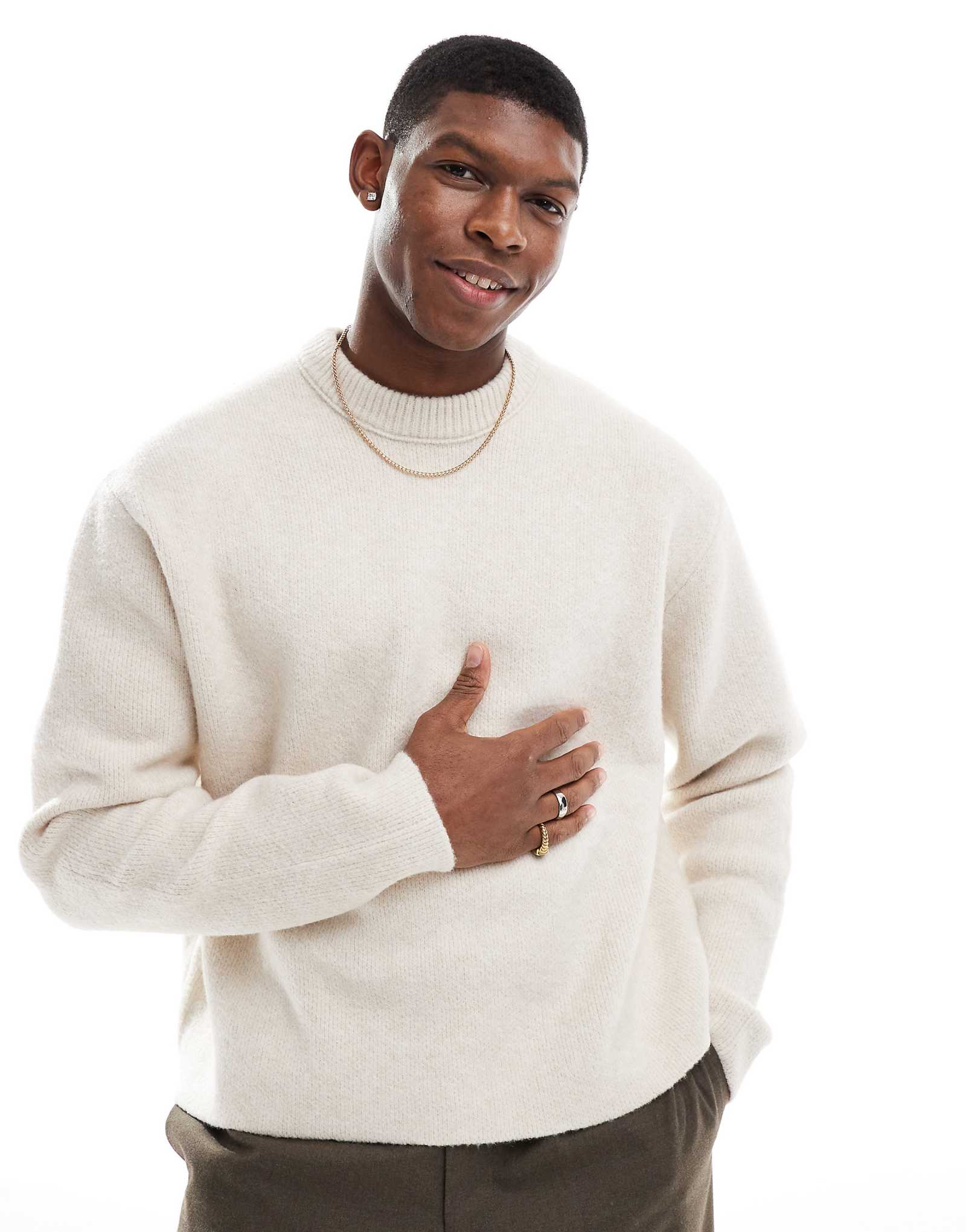 Вязаный свитер свободного кроя Bershka цвета экрю 9590₽