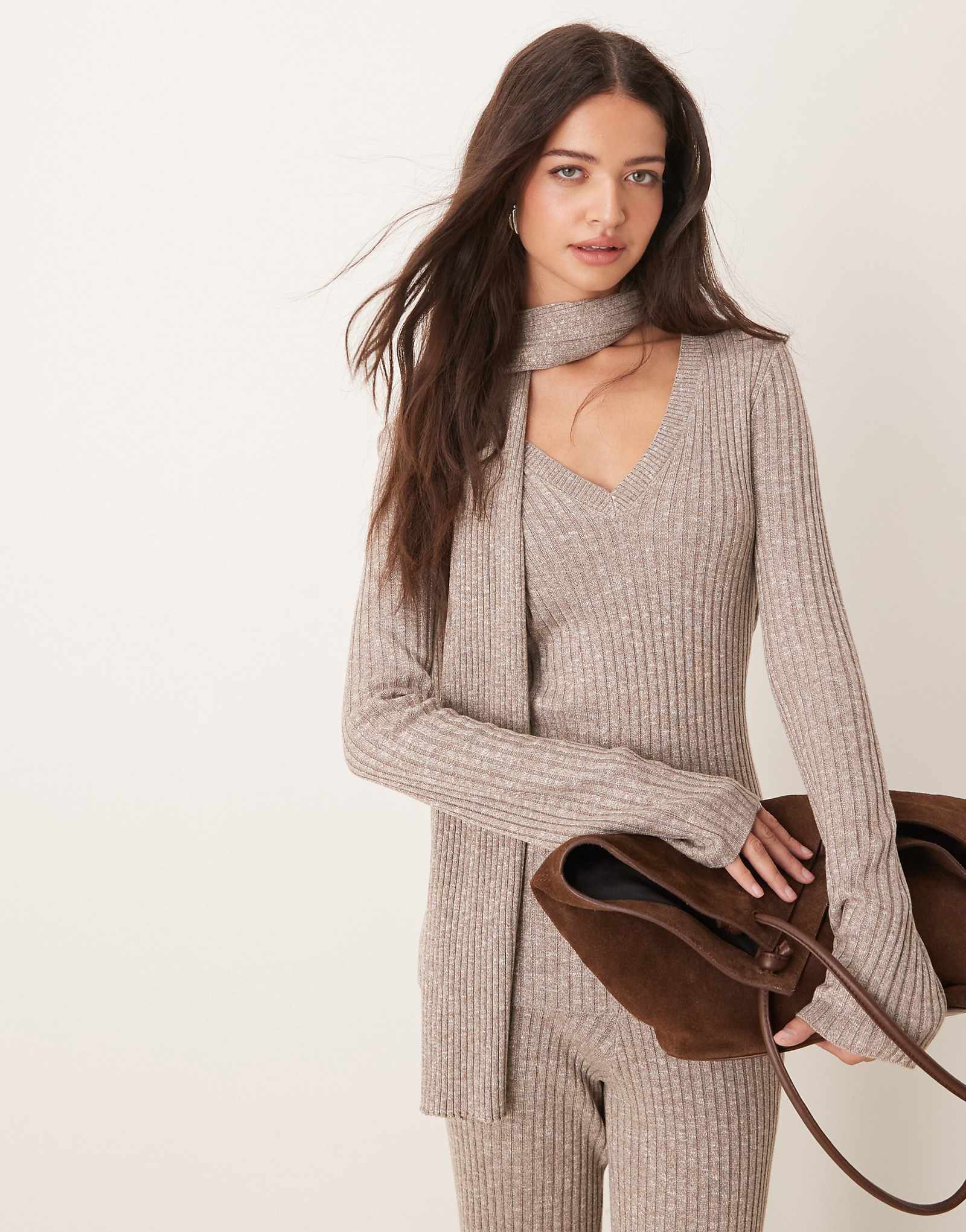Красивый роскошный топ в рубчик с V-образным вырезом и серым шарфом - часть комплекта 9590₽