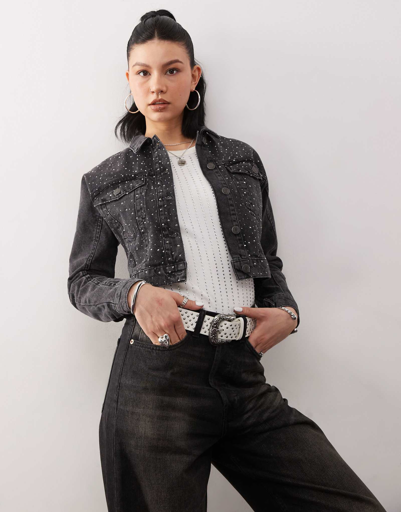 Укороченная джинсовая куртка с заклепками Noisy May черного цвета 7690₽