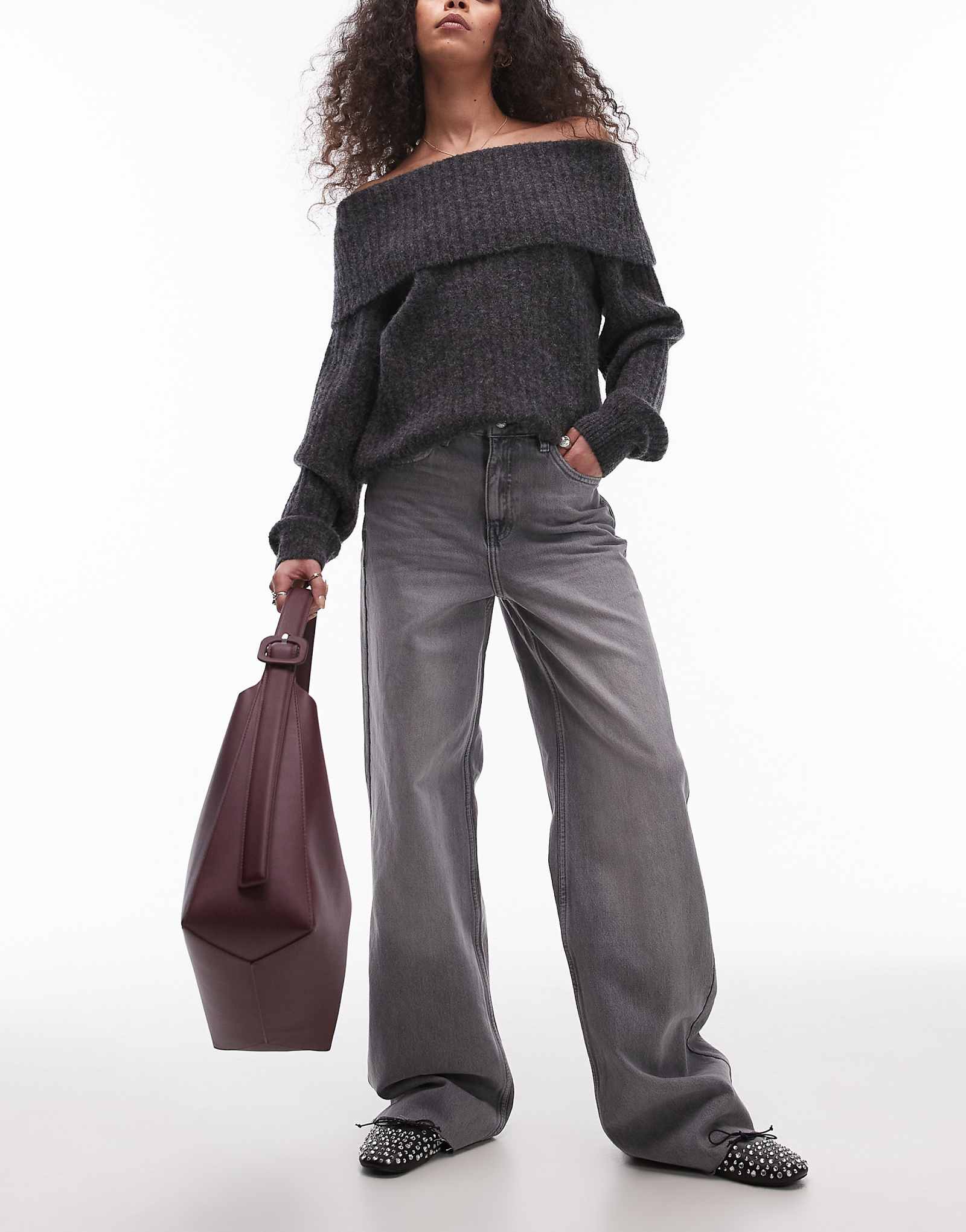 Джинсы с прямыми штанинами Mango светло-серого цвета 6390₽