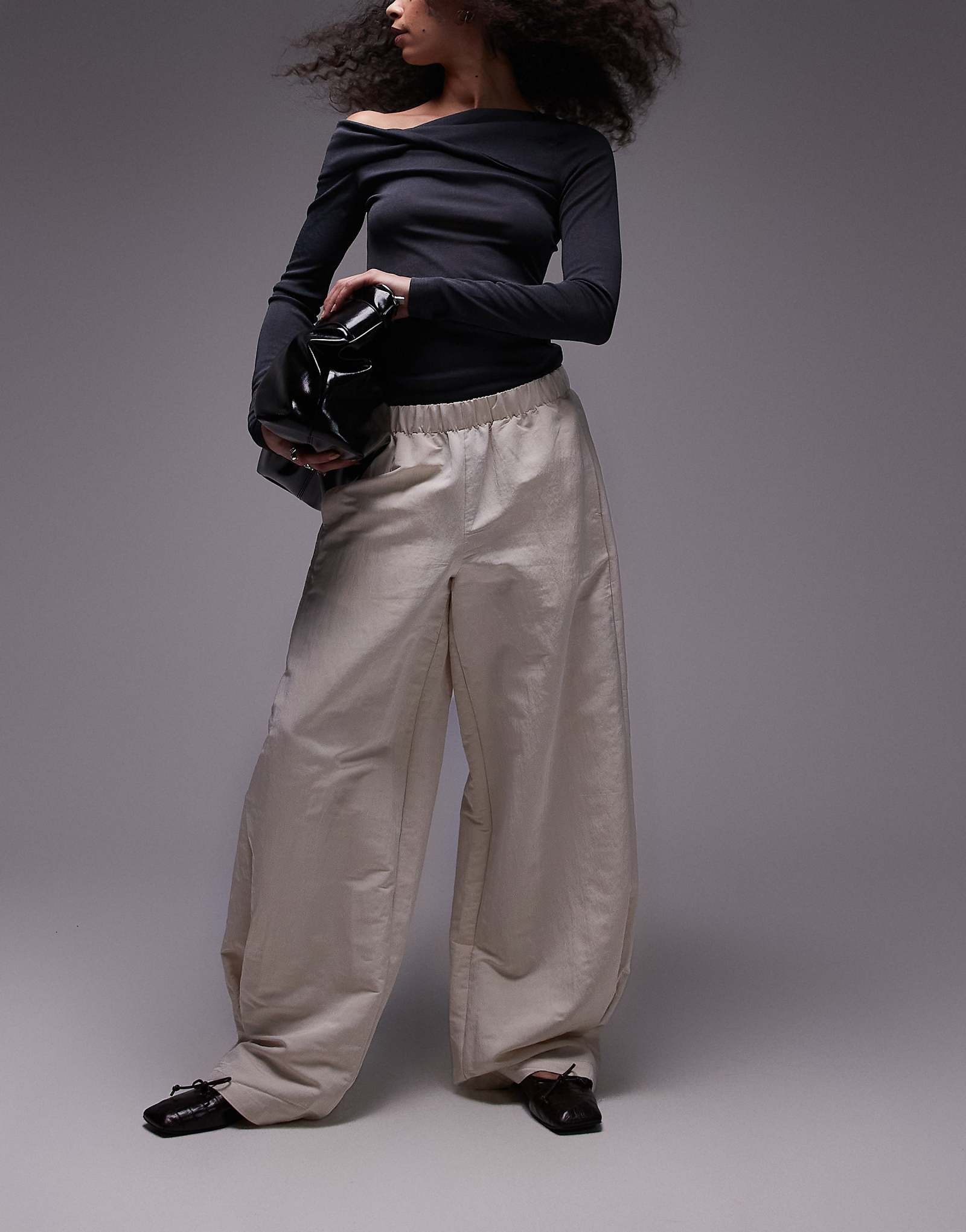 Атласные брюки Mango с эластичным поясом кремового цвета 8190₽