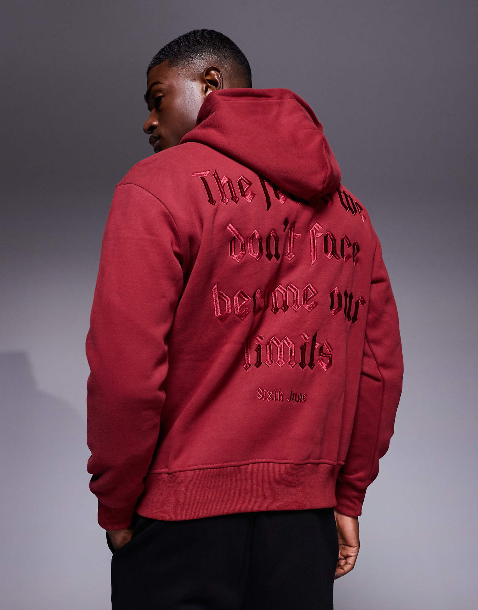 Толстовка с вышитой цитатой Шестое июнь на спине бордового цвета 10390₽
