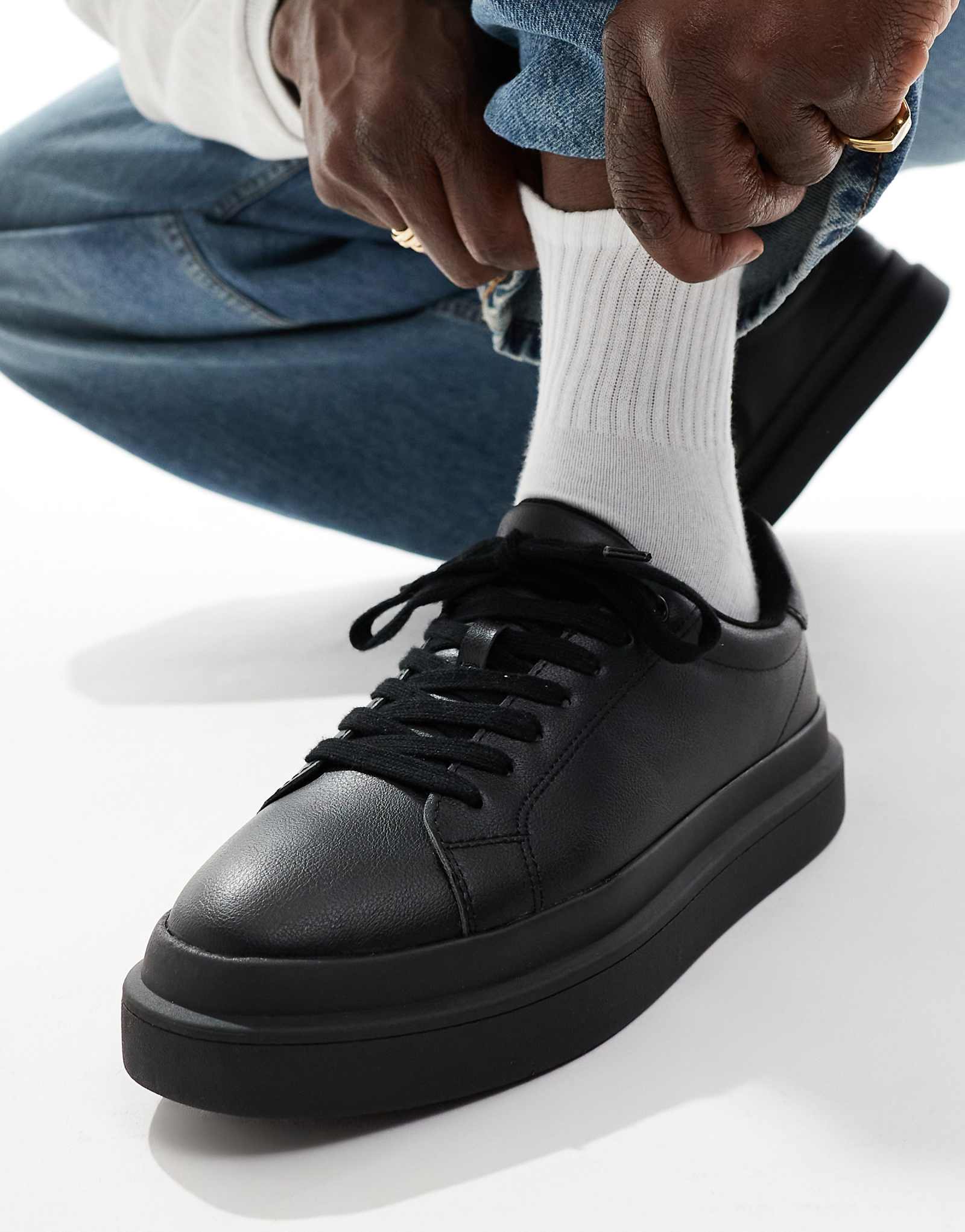 Кроссовки на шнуровке Pull-Bear черного цвета 7590₽