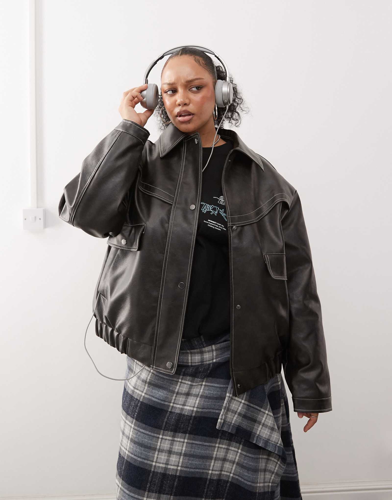 Бомбер из искусственной кожи COLLUSION Curve коричневого цвета 15290₽