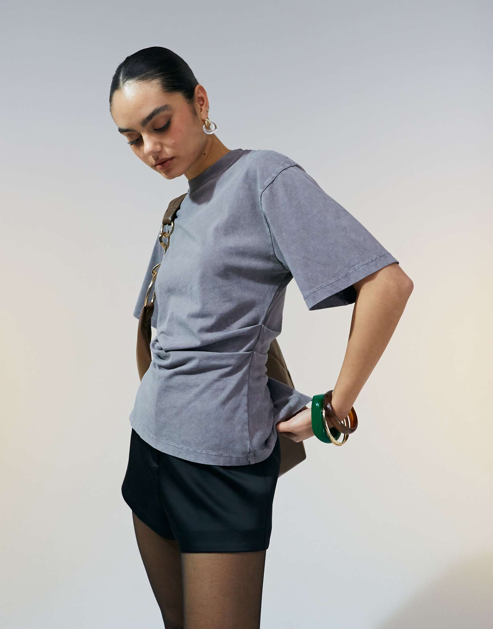 ДИЗАЙНЕРСКАЯ футболка ASOS с корсетной талией серого цвета 4290₽