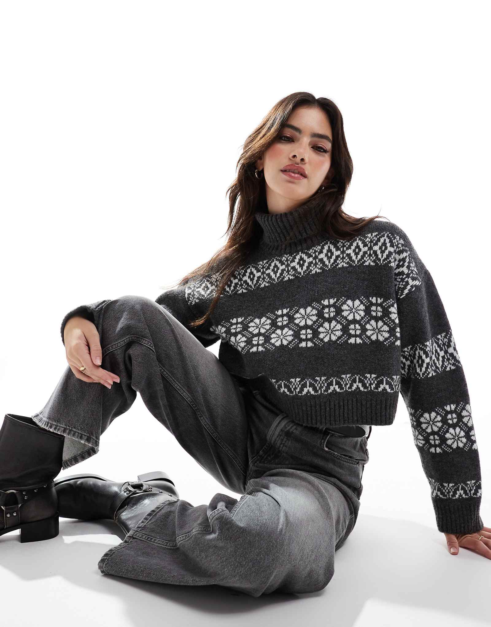 ДИЗАЙНЕРСКИЙ укороченный свитер с круглым вырезом от ASOS в серо-белую полоску fairisle 6690₽