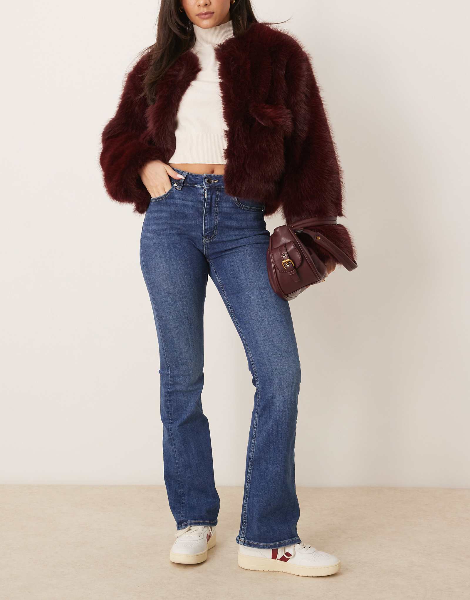 Джинсы-стрейч GINA TRICOT с высокой посадкой и расклешенными штанинами насыщенного синего цвета 7990₽