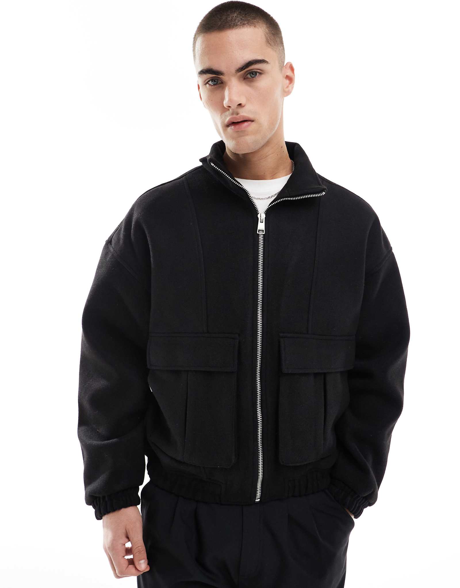 Бомбер с карманами Bershka черного цвета