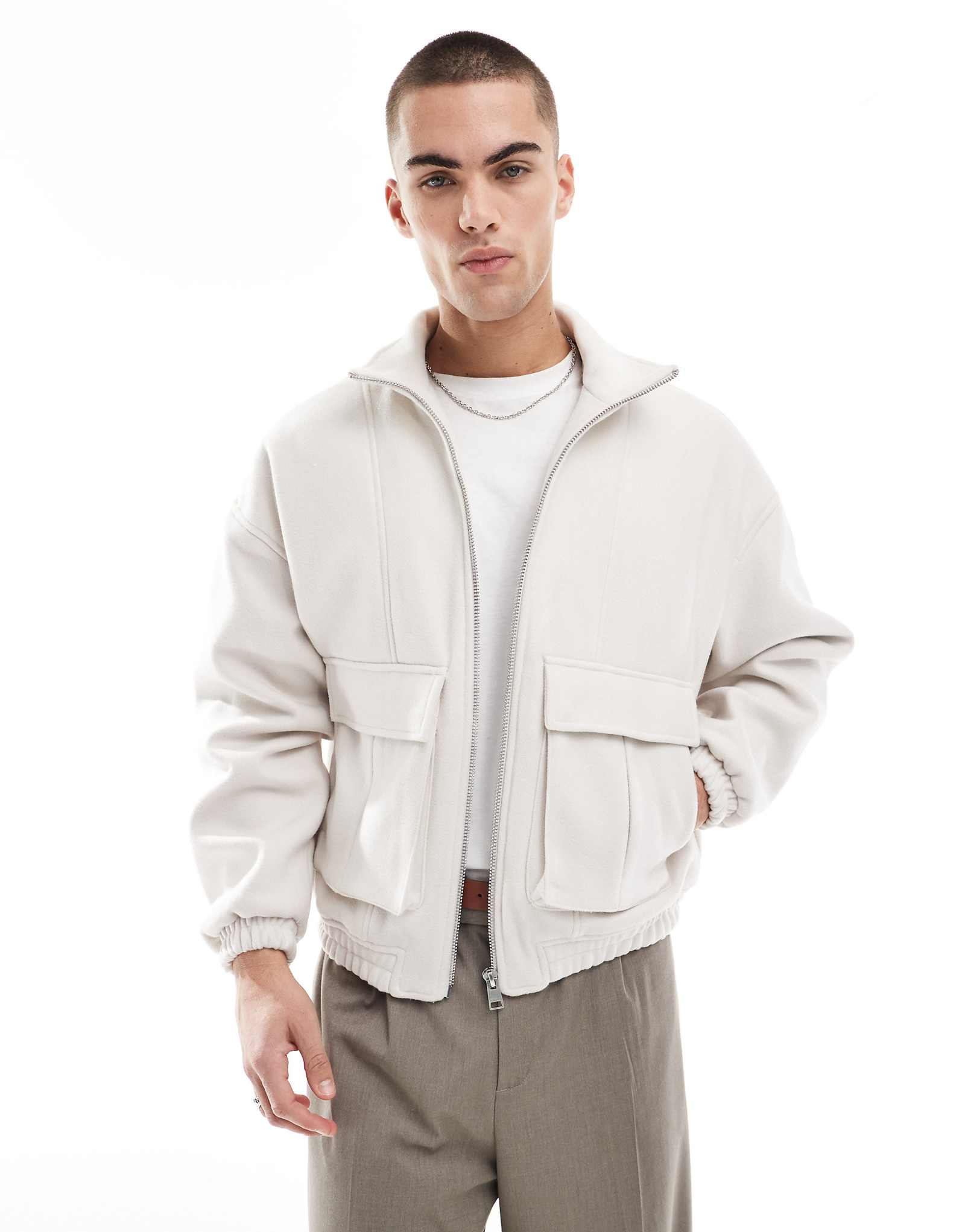 Бомбер с карманами Bershka цвета экрю