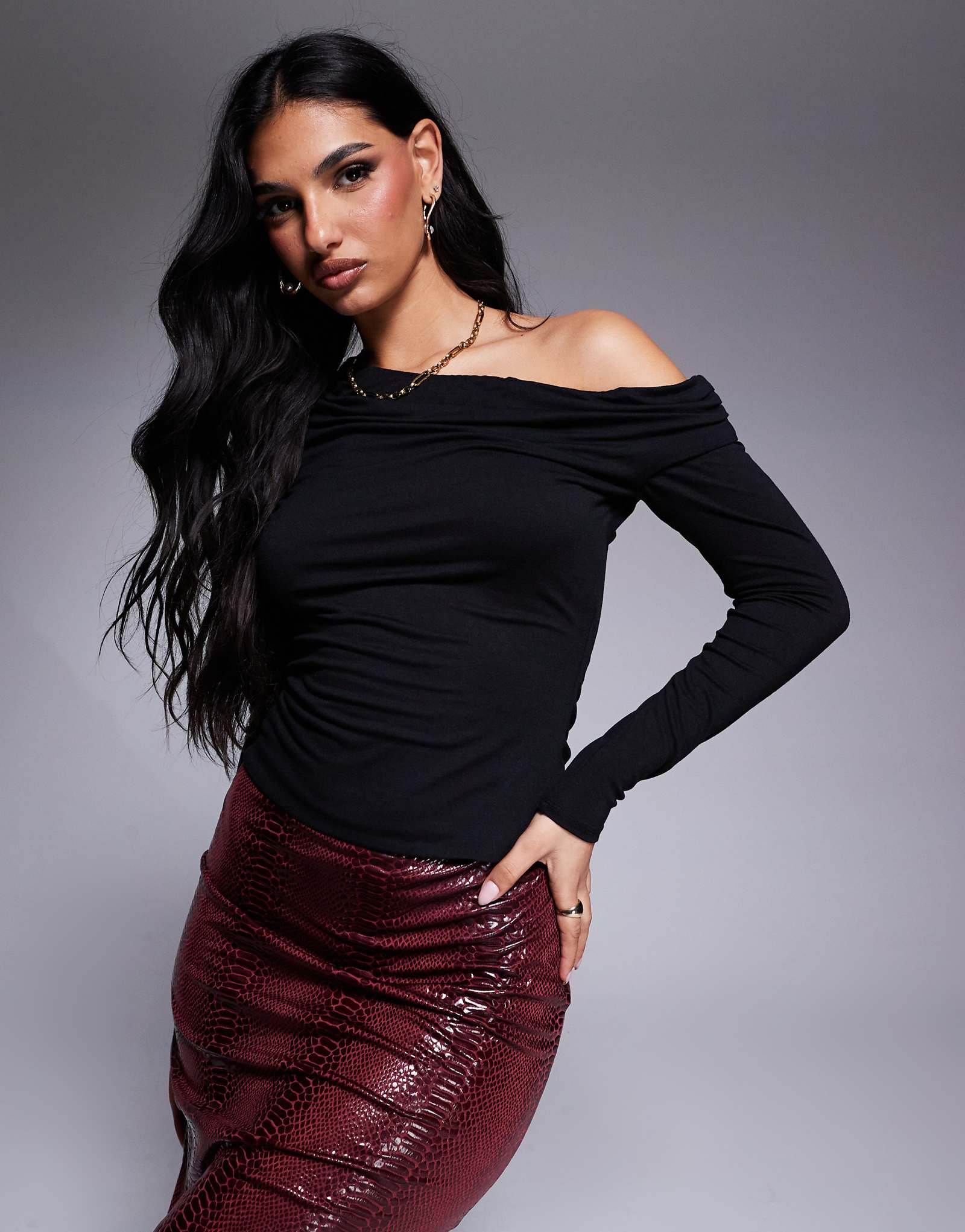 Топ AFRM bria ls с асимметричным вырезом горловины из крепового трикотажа черного цвета 3790₽