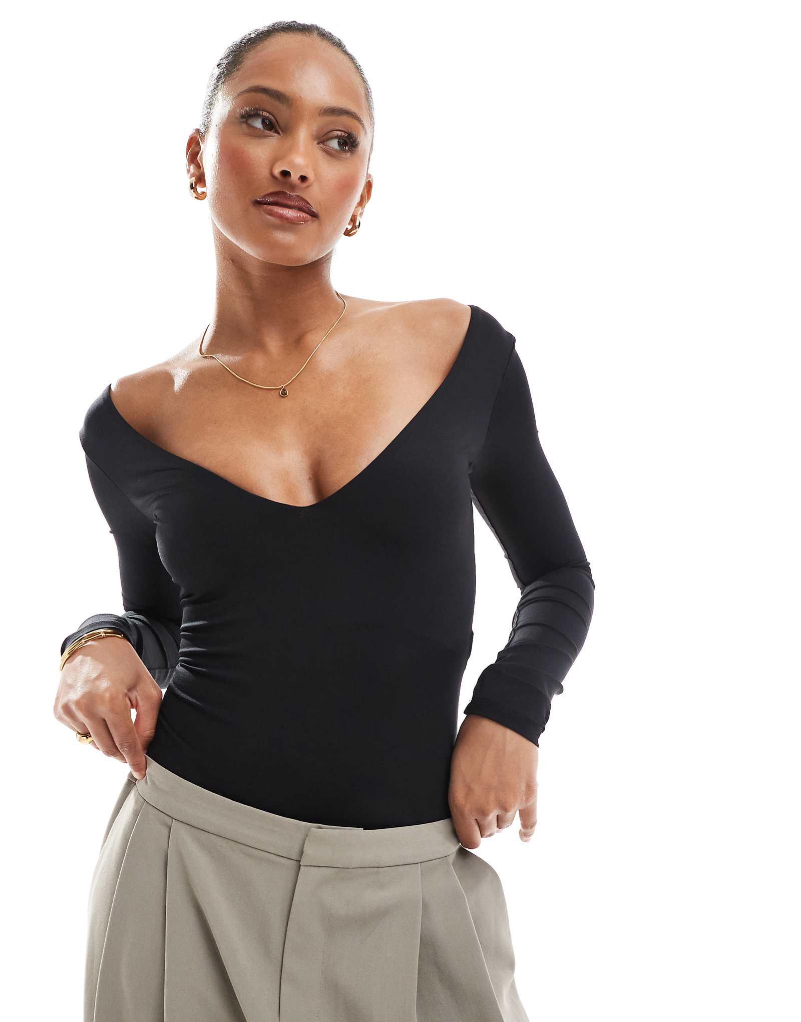 Боди Bershka с v-образным вырезом черного цвета